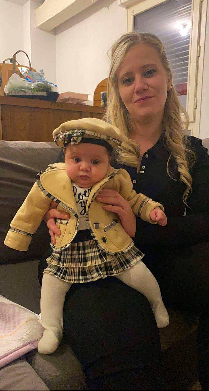 Dayana participe au concours pour gagner de l'argent avec cette photo : blond, child, comfort, couch, doll, event, eye, fun, fur, hair, happy, head, headwear, interaction, joy, lap, person, plaid, skin, smile