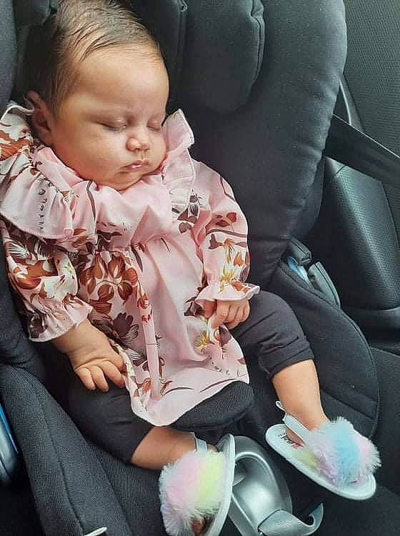Dayana a rejoint le concours — aidez-le/la à gagner de superbes lots ! baby, baby_in_car_seat, baby_toddler_clothing, beauty, car_seat, cheek, comfort, finger, happy, human_leg, knee, lap, leg, mouth, neck, person, skin, textile, thigh, toddler