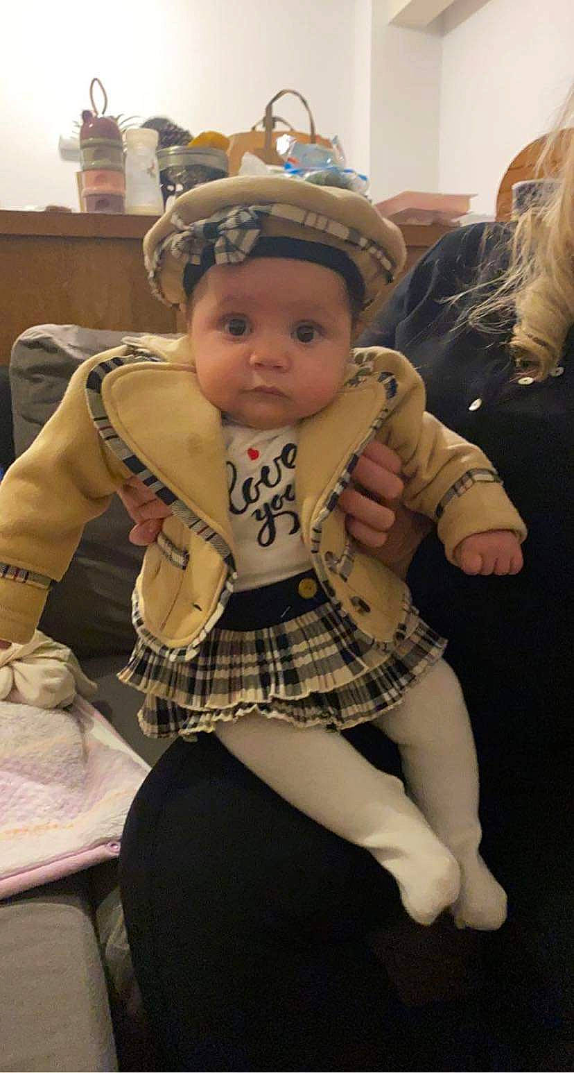 Dayana participe au concours pour gagner de l'argent avec cette photo : baby, carmine, cheek, child, doll, fashion_accessory, fashion_design, figurine, fur, headwear, lamp, mammal, pattern, person, plaid, plush, room, sitting, skin, stuffed_toy