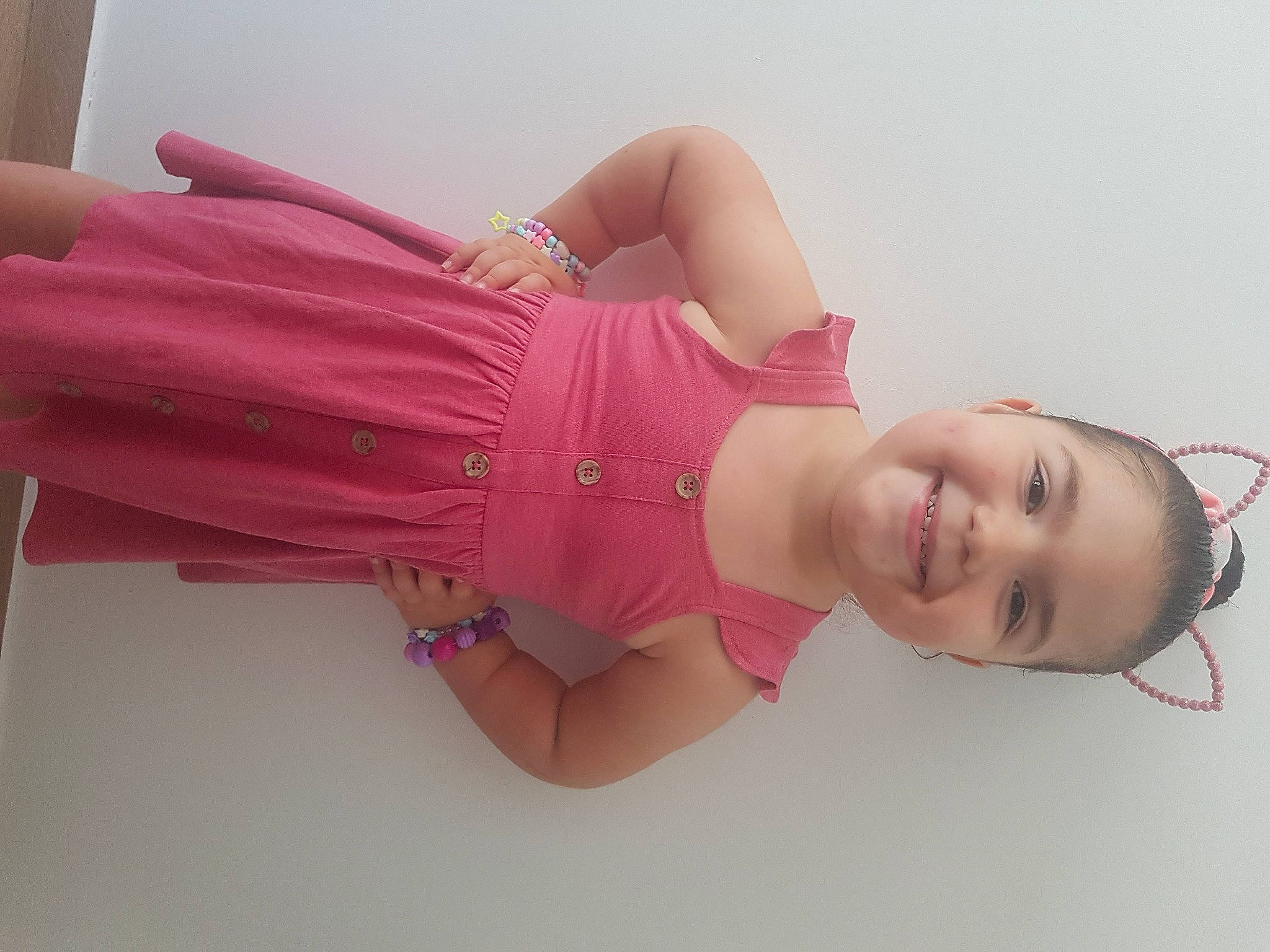 Jessica participe au concours pour gagner de l'argent avec cette photo : abdomen, elbow, eyelash, finger, happy, human_leg, joint, joy, knee, leg, magenta, neck, one_piece_garment, person, pink, skin, sleeve, smile, thigh, trunk