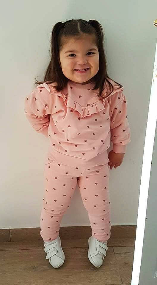 Jessica a rejoint le concours — aidez-le/la à gagner de superbes lots ! active_pants, arm, baby_toddler_clothing, face, facial_expression, hair, hairstyle, head, human_body, joy, leg, neck, person, shoe, shoulder, skin, sleeve, smile, standing, thigh