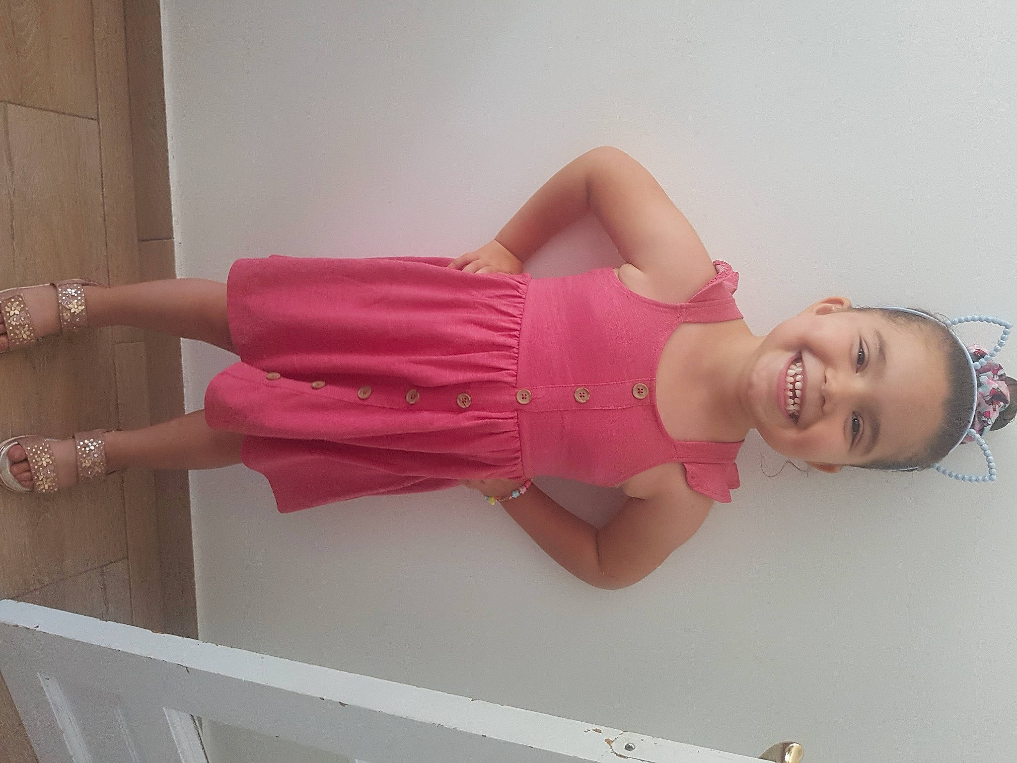 Luna Sofia a rejoint le concours — aidez-le/la à gagner de superbes lots ! abdomen, day_dress, dress, elbow, eyelash, finger, human_leg, joint, joy, knee, leg, magenta, one_piece_garment, person, pink, sandal, shoulder, sleeve, smile, thigh