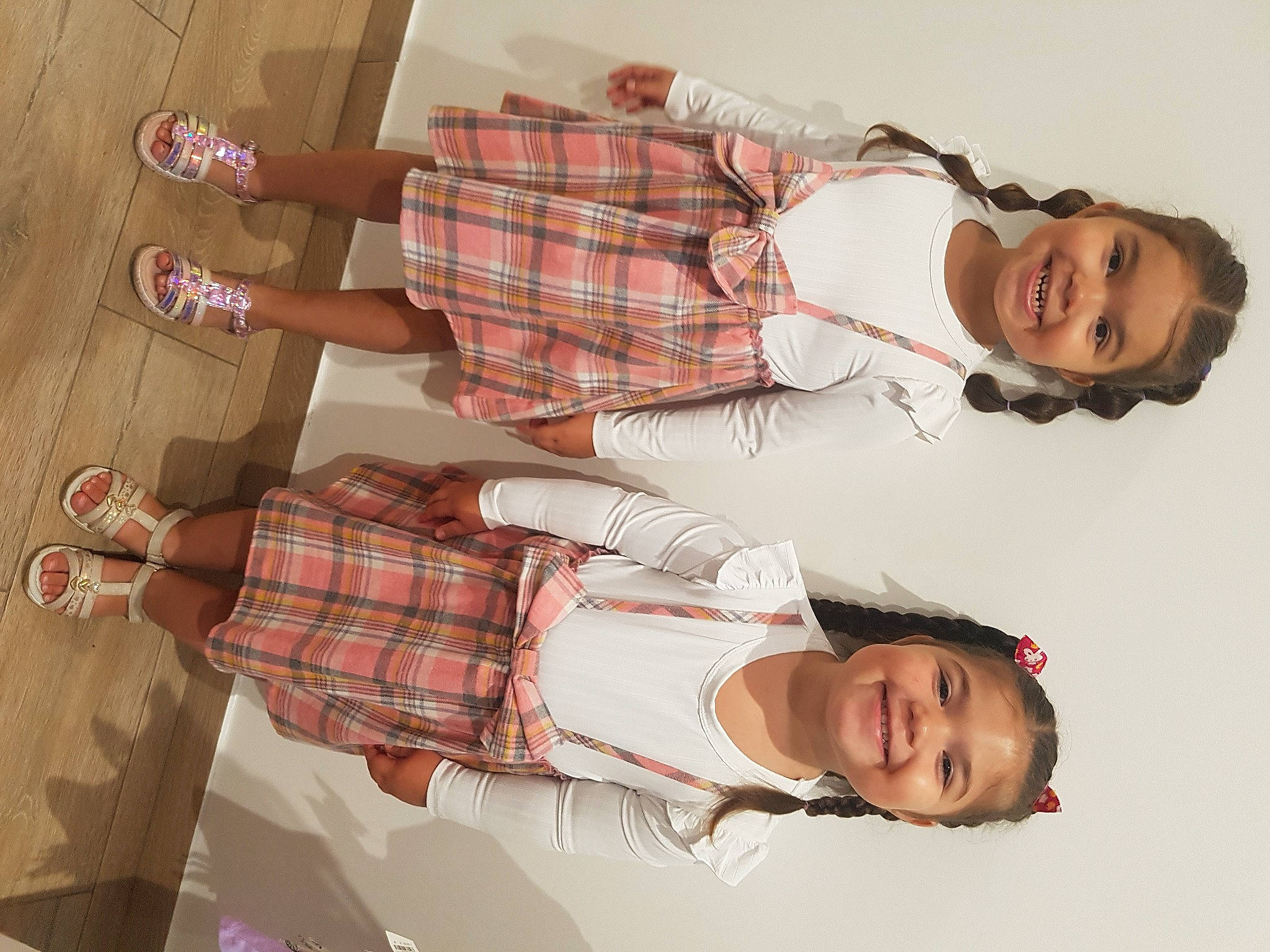 Luna participe au concours pour gagner de l'argent avec cette photo : child, collar, comfort, fashion_design, fun, happy, human_leg, joy, leg, pattern, person, plaid, room, smile, tartan, thigh, vintage_clothing, waist, wrist