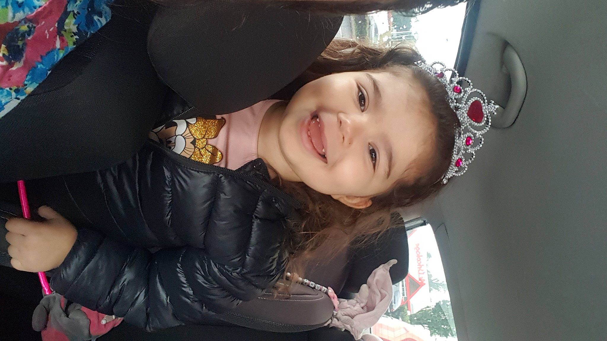 Luna a rejoint le concours — aidez-le/la à gagner de superbes lots ! black, black_hair, eye, eyelash, fashion, flash_photography, fun, happy, human_body, joy, lip, long_hair, magenta, mouth, neck, person, pink, shoulder, skin, smile