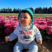 Sofiane a rejoint le concours — aidez-le/la à gagner de superbes lots ! baby, child, blue_hat, sweatshirt, disney, stitch, flowers, pink_flowers, field, outdoor, nature, greenery, sky, sunlight, young_child, sitting, cute, portrait, daylight, grass