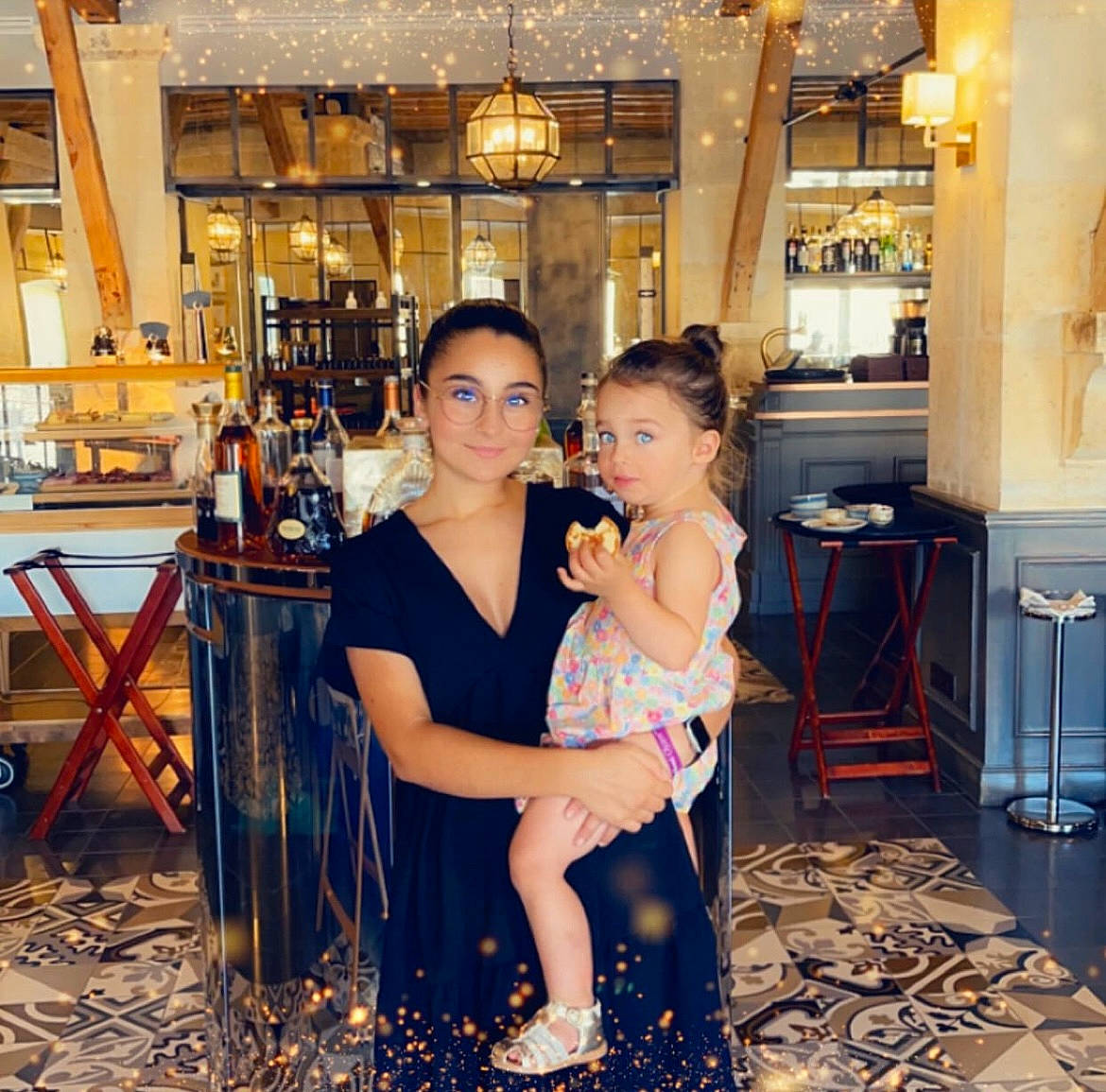 Ilyana a rejoint le concours — aidez-le/la à gagner de superbes lots ! baby, barware, chair, customer, event, fashion, fashion_design, flooring, foot, fun, happy, human_leg, joy, leisure, metal, person, room, sandal, sitting, thigh