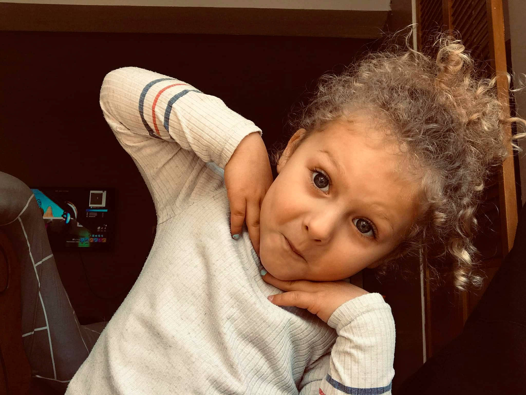 Lyona a rejoint le concours — aidez-le/la à gagner de superbes lots ! baby_toddler_clothing, cheek, child, chin, comfort, elbow, eye, eyebrow, flash_photography, flooring, fun, gesture, happy, human_body, iris, lip, nose, person, smile, surprise