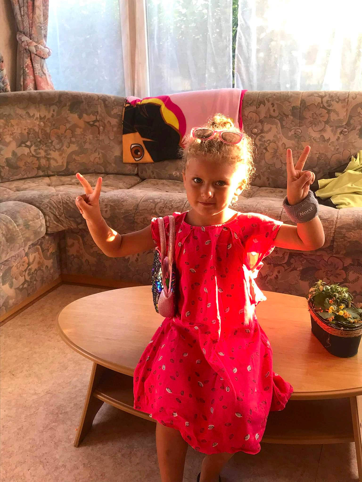 Lyona participe au concours pour gagner de l'argent avec cette photo : baby_toddler_clothing, beauty, child, couch, dress, fashion_design, flowerpot, fun, hair, happy, head, human_body, human_leg, leisure, magenta, neck, person, pink, plant, shoulder