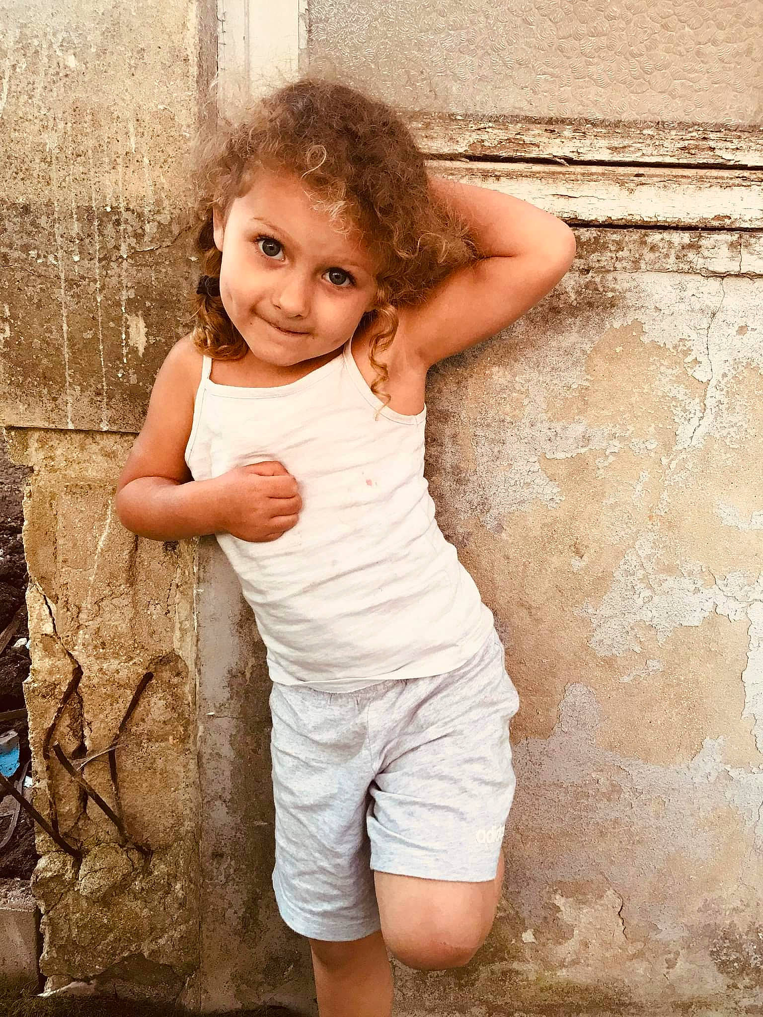 Lyona participe au concours pour gagner de l'argent avec cette photo : arm, beauty, child, elbow, flash_photography, fun, gesture, happy, human_leg, joint, joy, people_in_nature, person, shorts, shoulder, skin, smile, standing, t_shirt, thigh