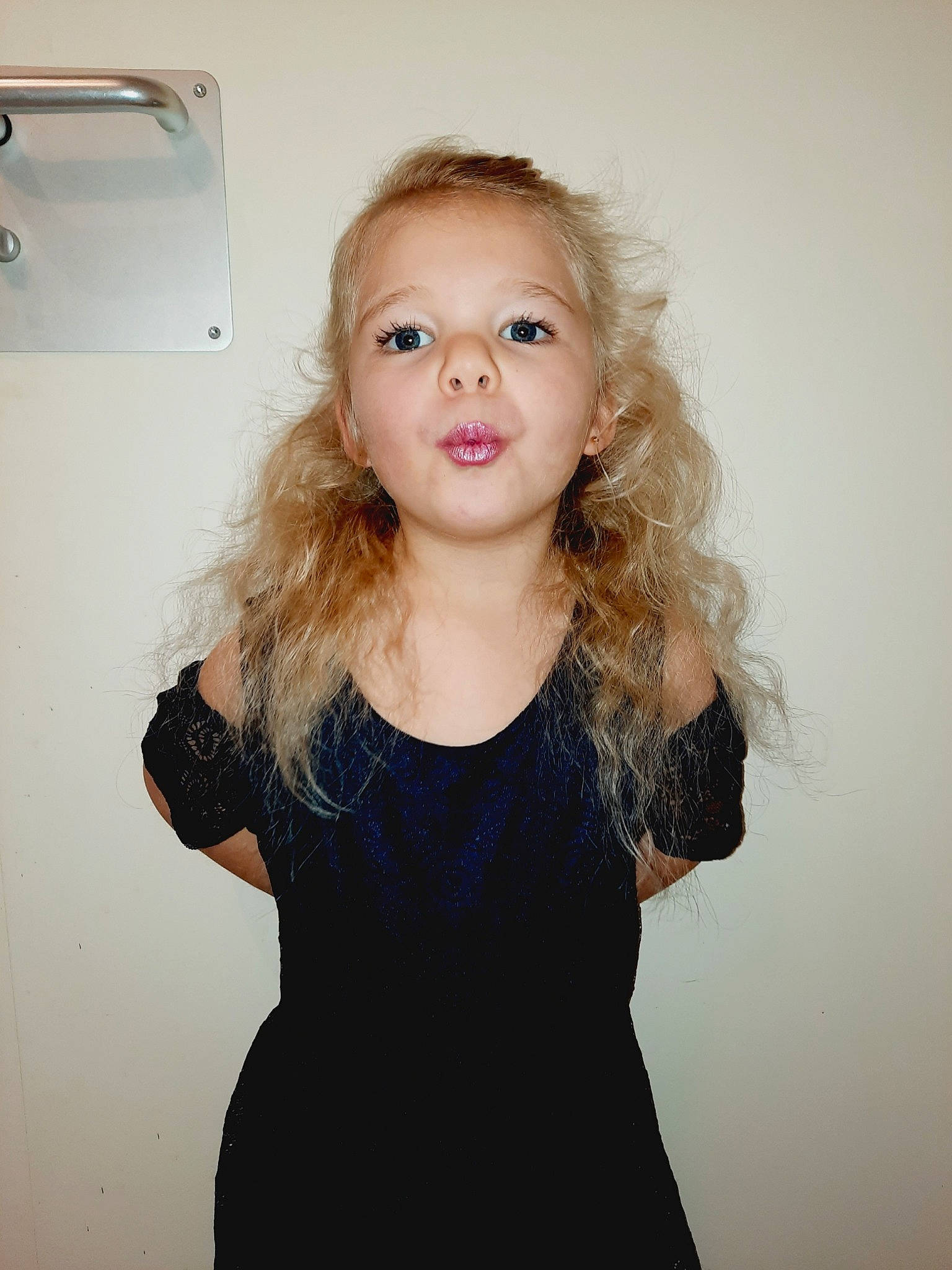 Elina a rejoint le concours — aidez-le/la à gagner de superbes lots ! blond, clothing, day_dress, electric_blue, eyelash, fashion_design, flash_photography, gesture, iris, joint, lip, long_hair, makeover, neck, one_piece_garment, person, shoulder, sleeve, standing, t_shirt