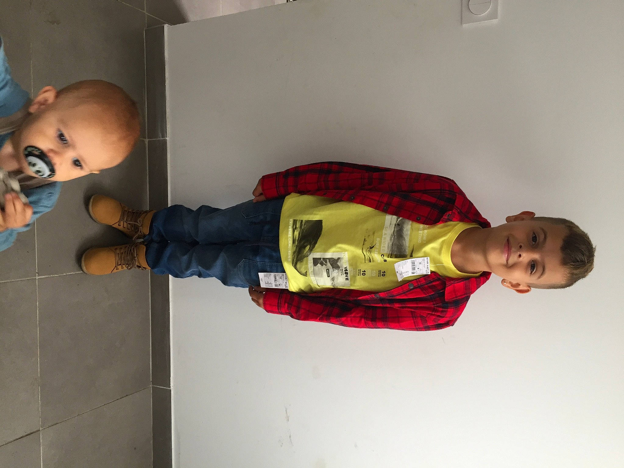 Wyatt a rejoint le concours — aidez-le/la à gagner de superbes lots ! carmine, ceiling, child, collar, elbow, flooring, fun, gesture, joy, orange, person, room, sleeve, smile, walking_shoe, wrist