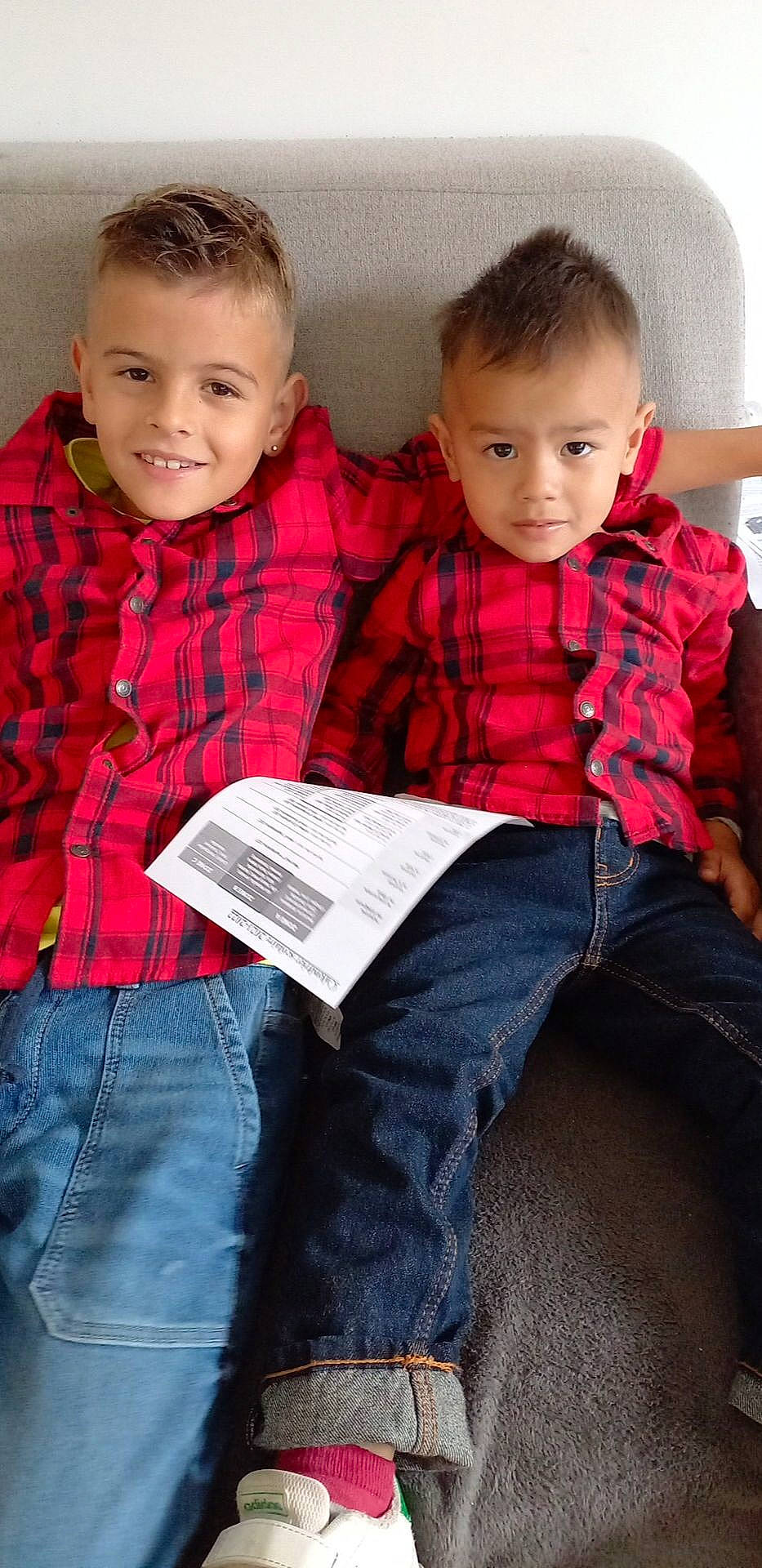 Wyatt participe au concours pour gagner de l'argent avec cette photo : clothing, collar, comfort, couch, eye, face, fashion, hair, happy, head, human_body, jeans, joy, leg, person, plaid, product, skin, sleeve, smile