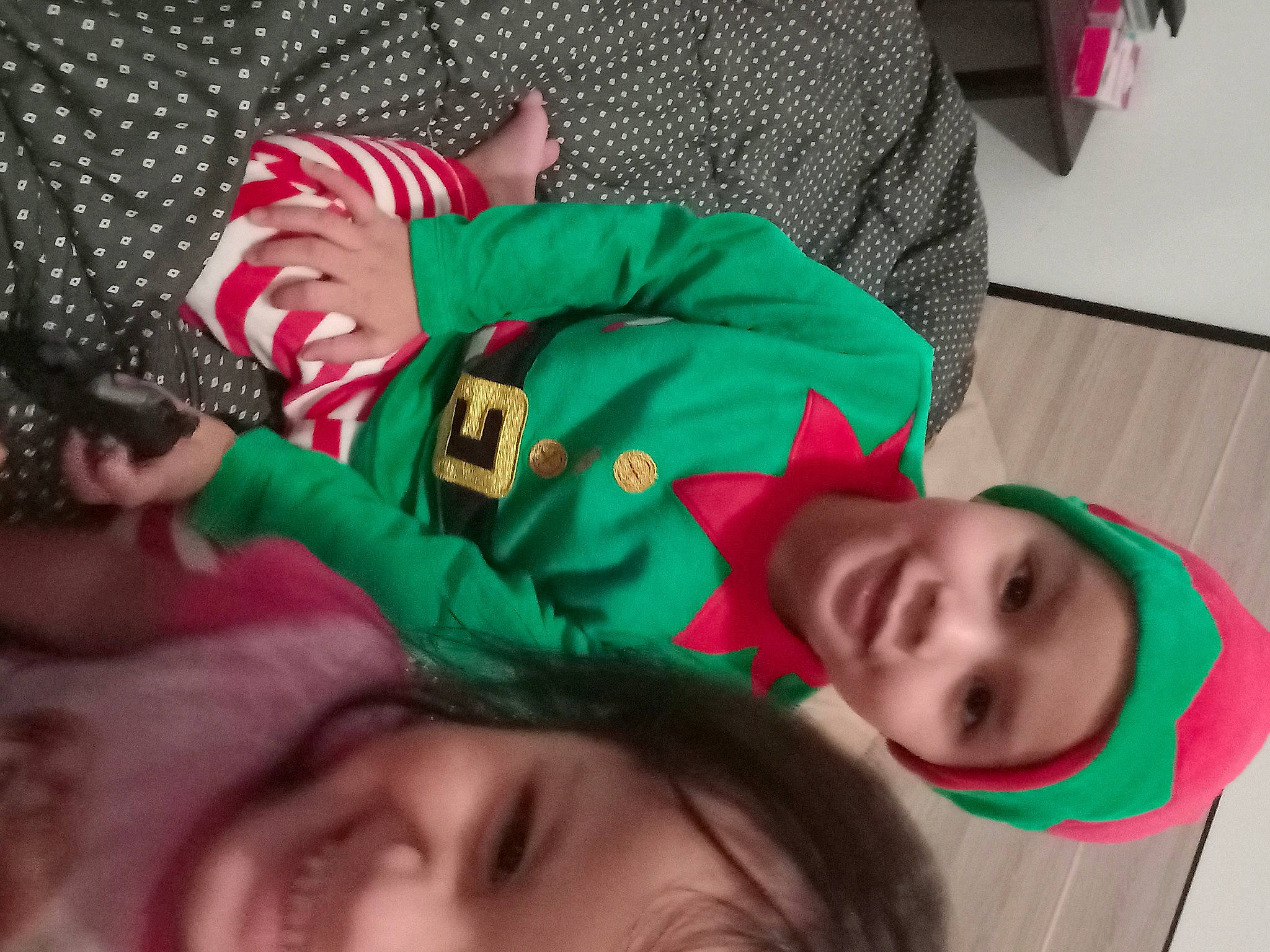 Kéon a rejoint le concours — aidez-le/la à gagner de superbes lots ! child, christmas, event, fun, gesture, happy, hat, headwear, holiday, human, joy, lap, mammal, muscle, organ, person, red, smile, sock, t_shirt