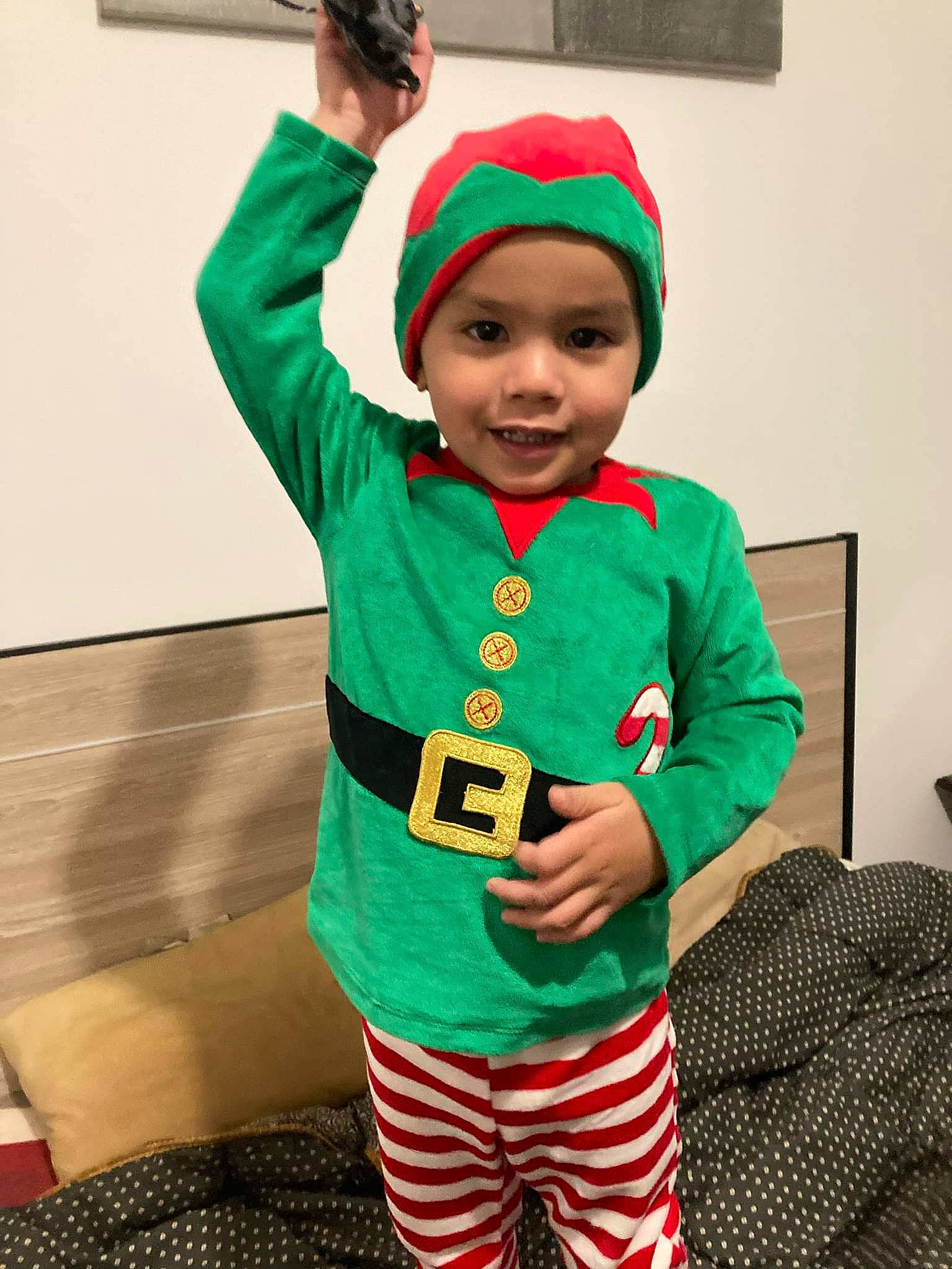 Kéon a rejoint le concours — aidez-le/la à gagner de superbes lots ! baby, baby_toddler_clothing, child, christmas, christmas_eve, costume, costume_hat, event, fictional_character, green, happy, hat, headgear, headwear, holiday, person, room, sleeve, smile, sock