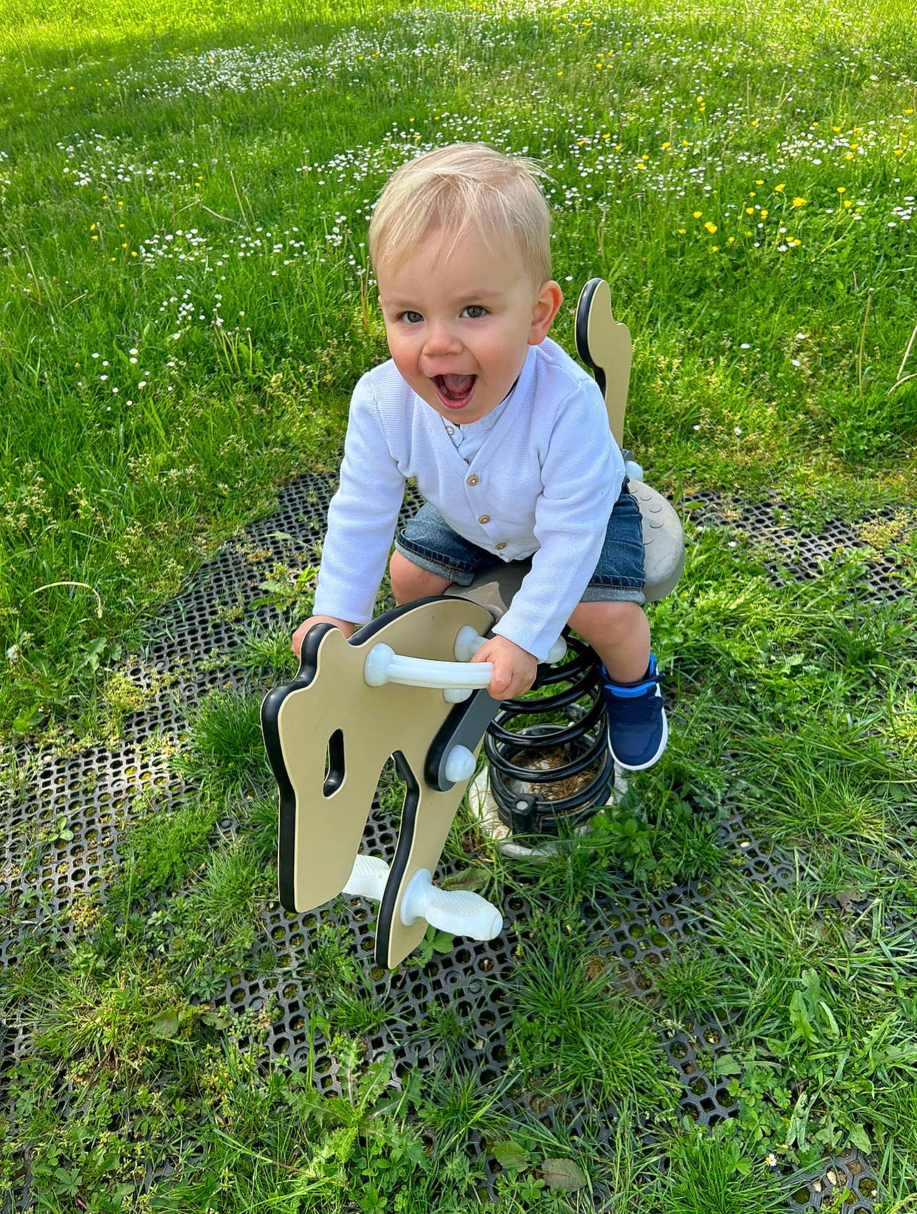 Mayron a rejoint le concours — aidez-le/la à gagner de superbes lots ! baby_toddler_clothing, child, fun, grass, grass_family, grassland, groundcover, guitar_accessory, happy, lawn, mammal, meadow, musical_instrument, natural_environment, people_in_nature, person, plant, plucked_string_instruments, smile, toddler