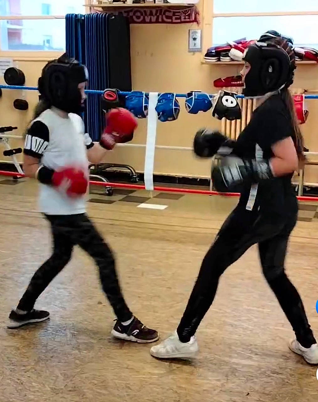 Léna a rejoint le concours — aidez-le/la à gagner de superbes lots ! boxing, boxing_equipment, boxing_glove, championship, combat_sport, competition_event, contact_sport, entertainment, event, performing_arts, person, physical_fitness, player, shorts, spandex, sport_venue, sports, sports_equipment, sports_gear, thigh