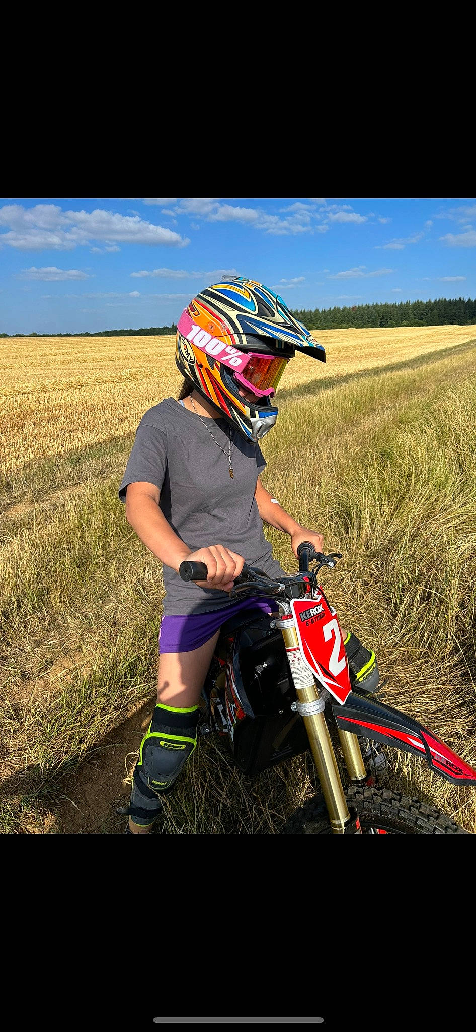 Léna participe au concours pour gagner de l'argent avec cette photo : automotive_tire, bicycle_accessory, bicycle_clothing, bicycle_frame, bicycle_handlebar, bicycle_helmet, bicycles_equipment_and_supplies, cloud, grass, grassland, headgear, helmet, land_vehicle, natural_environment, person, racing, sky, sports_equipment, sunglasses, tire