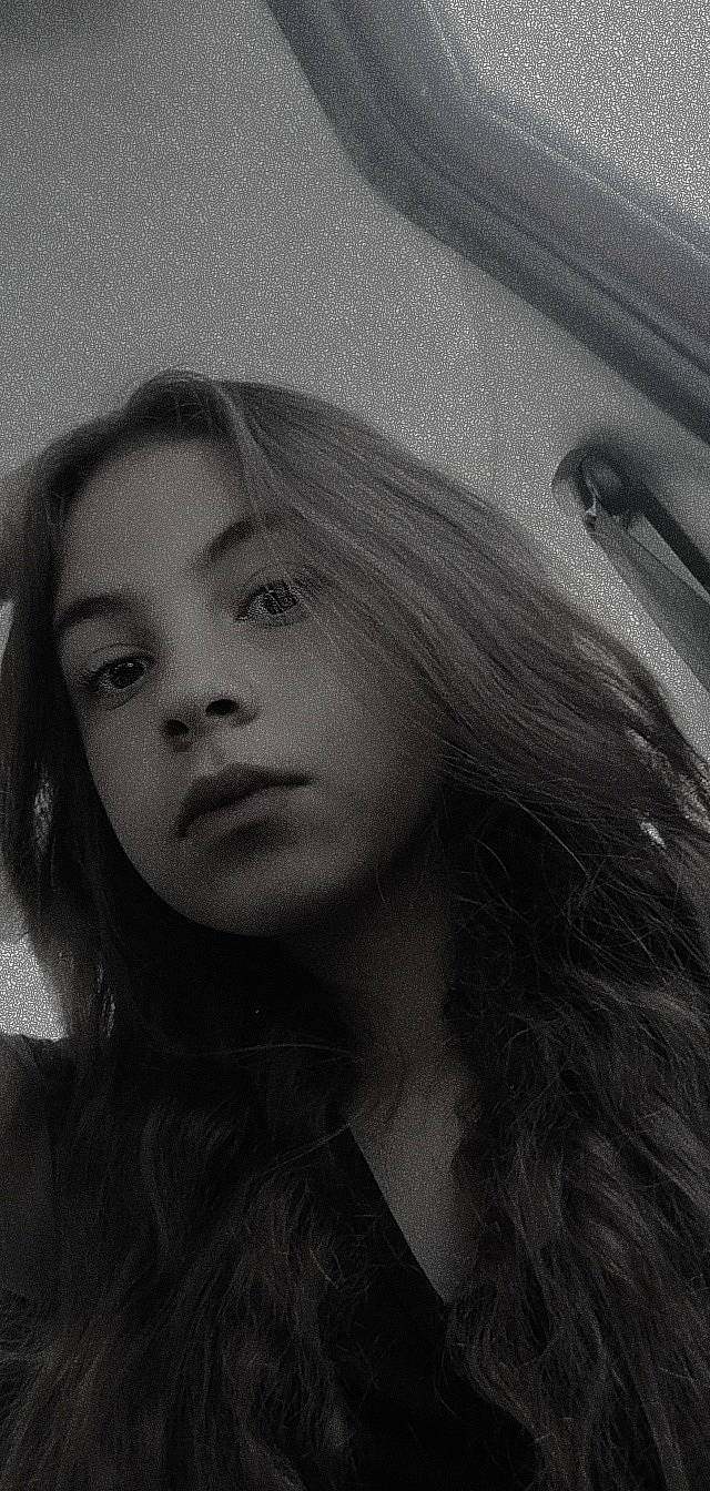 Léna participe au concours pour gagner de l'argent avec cette photo : black_and_white, black_hair, chin, eye, eyebrow, eyelash, flash_photography, forehead, iris, jaw, layered_hair, lip, long_hair, monochrome, monochrome_photography, mouth, nose, person, step_cutting, style