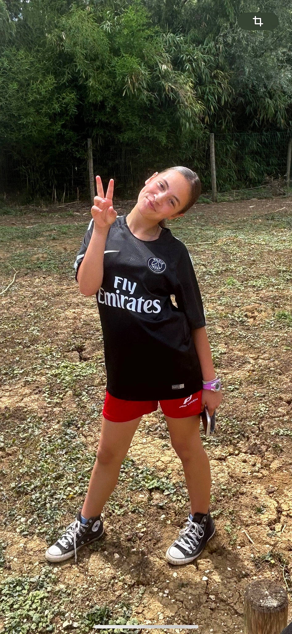 Léna participe au concours pour gagner de l'argent avec cette photo : athlete, electric_blue, grass, happy, human_leg, joy, knee, leisure, outdoor_recreation, people_in_nature, person, plant, recreation, shorts, sleeve, smile, sneakers, sports_uniform, sportswear, t_shirt