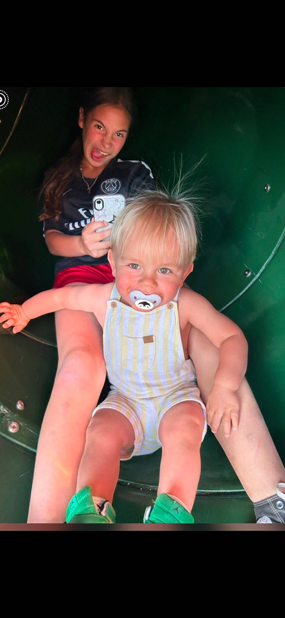 Léna participe au concours pour gagner de l'argent avec cette photo : anger, baby_toddler_clothing, face, finger, flash_photography, green, happy, head, human_leg, knee, lap, leg, leisure, mouth, muscle, person, shoe, shorts, skin, smile