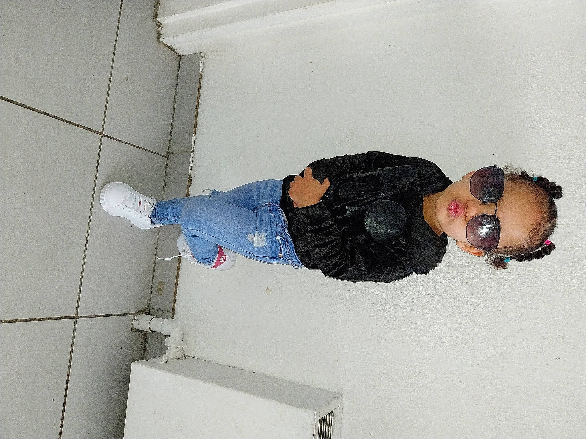 Safiyah a rejoint le concours — aidez-le/la à gagner de superbes lots ! comfort, concrete, denim, elbow, flooring, fun, hardwood, jeans, knee, leg, outdoor_shoe, person, plaster, room, sleeve, thigh, walking_shoe, wood, wrist