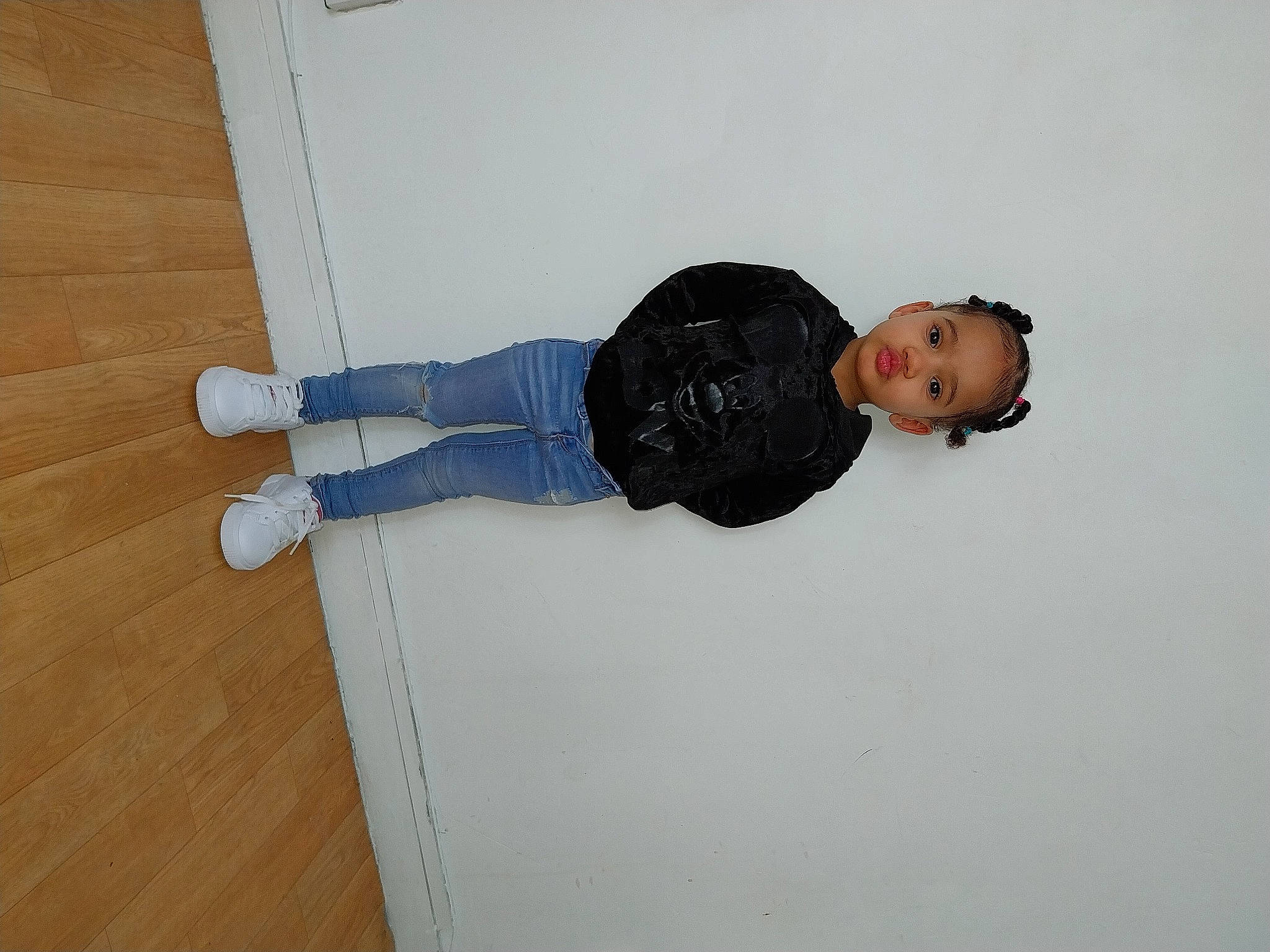 Safiyah a rejoint le concours — aidez-le/la à gagner de superbes lots ! collar, comfort, denim, elbow, flooring, hardwood, knee, outdoor_shoe, person, sitting, sleeve, varnish, walking_shoe, wood, wood_flooring, wood_stain