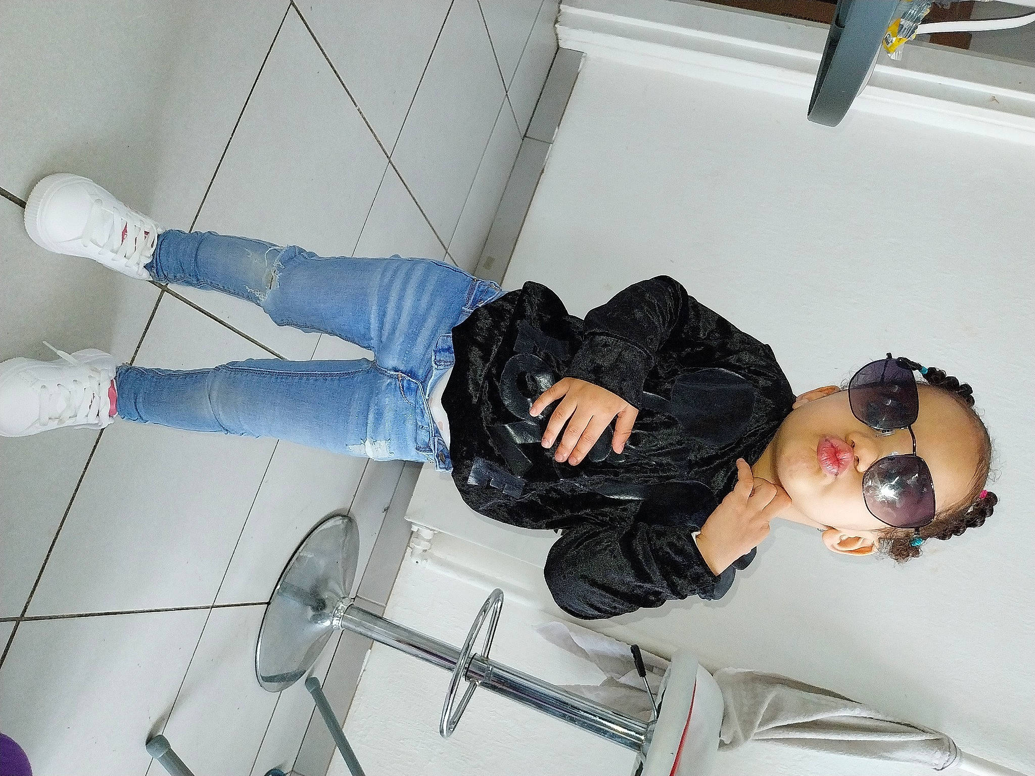 Safiyah participe au concours pour gagner de l'argent avec cette photo : cleanliness, costume, elbow, fashion_design, fun, human_leg, knee, person, thigh, toddler, walking_shoe, white