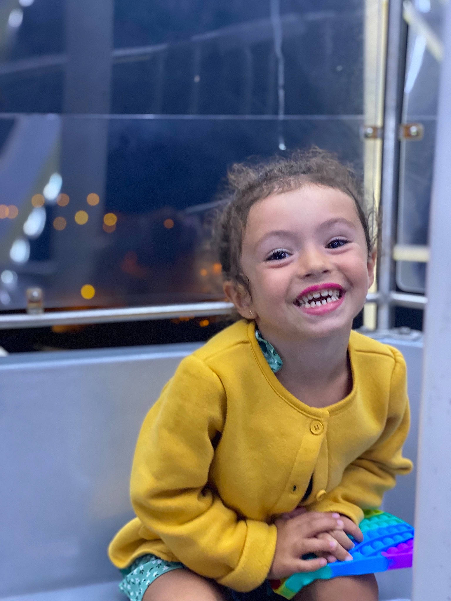 Ana a rejoint le concours — aidez-le/la à gagner de superbes lots ! blond, child, electric_blue, fun, hairstyle, happy, joy, laugh, leisure, necklace, person, play, recreation, room, sitting, skin, smile, t_shirt, toddler, travel