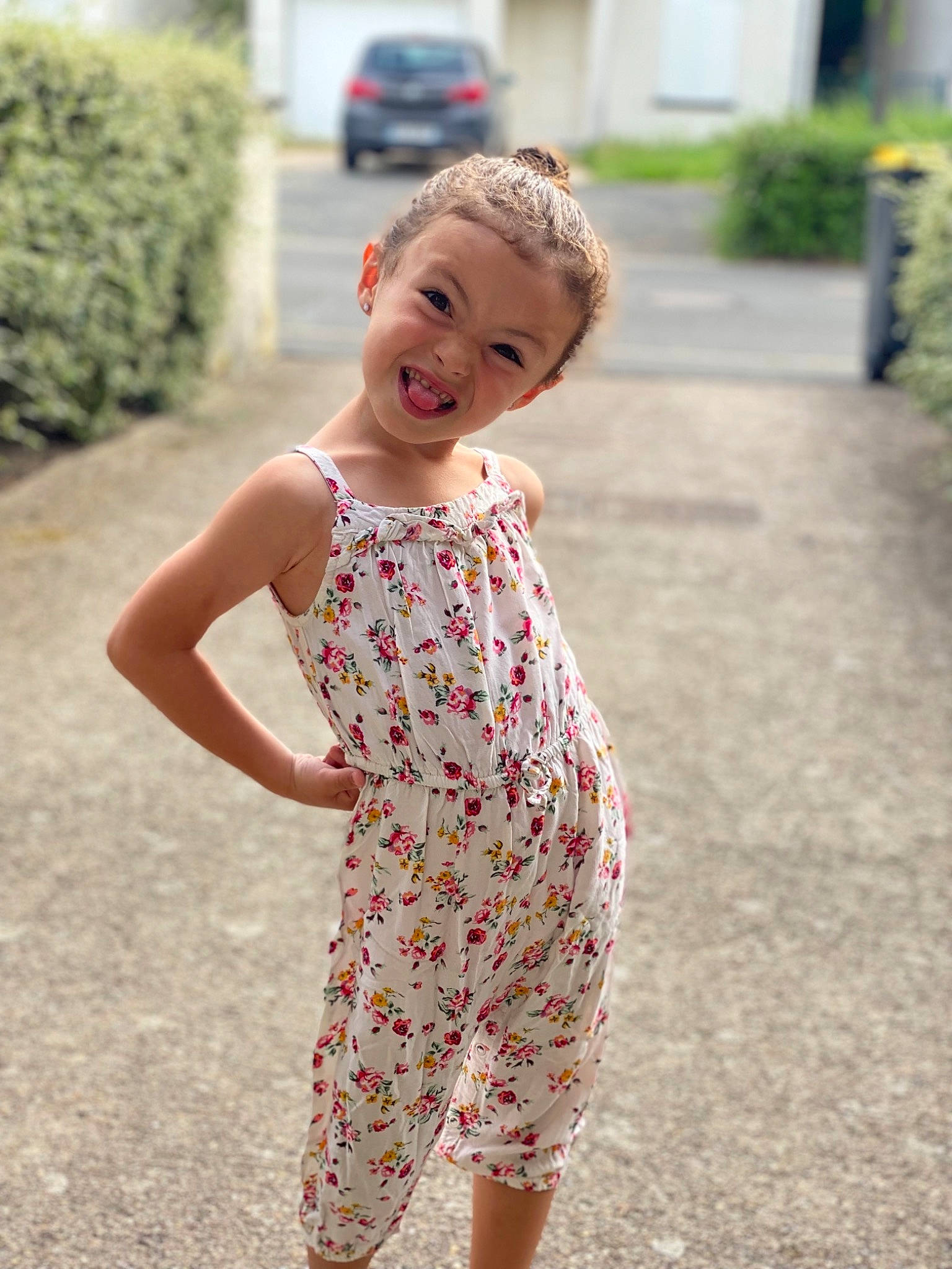 Ana participe au concours pour gagner de l'argent avec cette photo : asphalt, child, day_dress, dress, fashion_design, fun, grass, happy, human_leg, joy, one_piece_garment, pattern, people_in_nature, person, plant, shoulder, sleeve, smile, street_fashion, summer