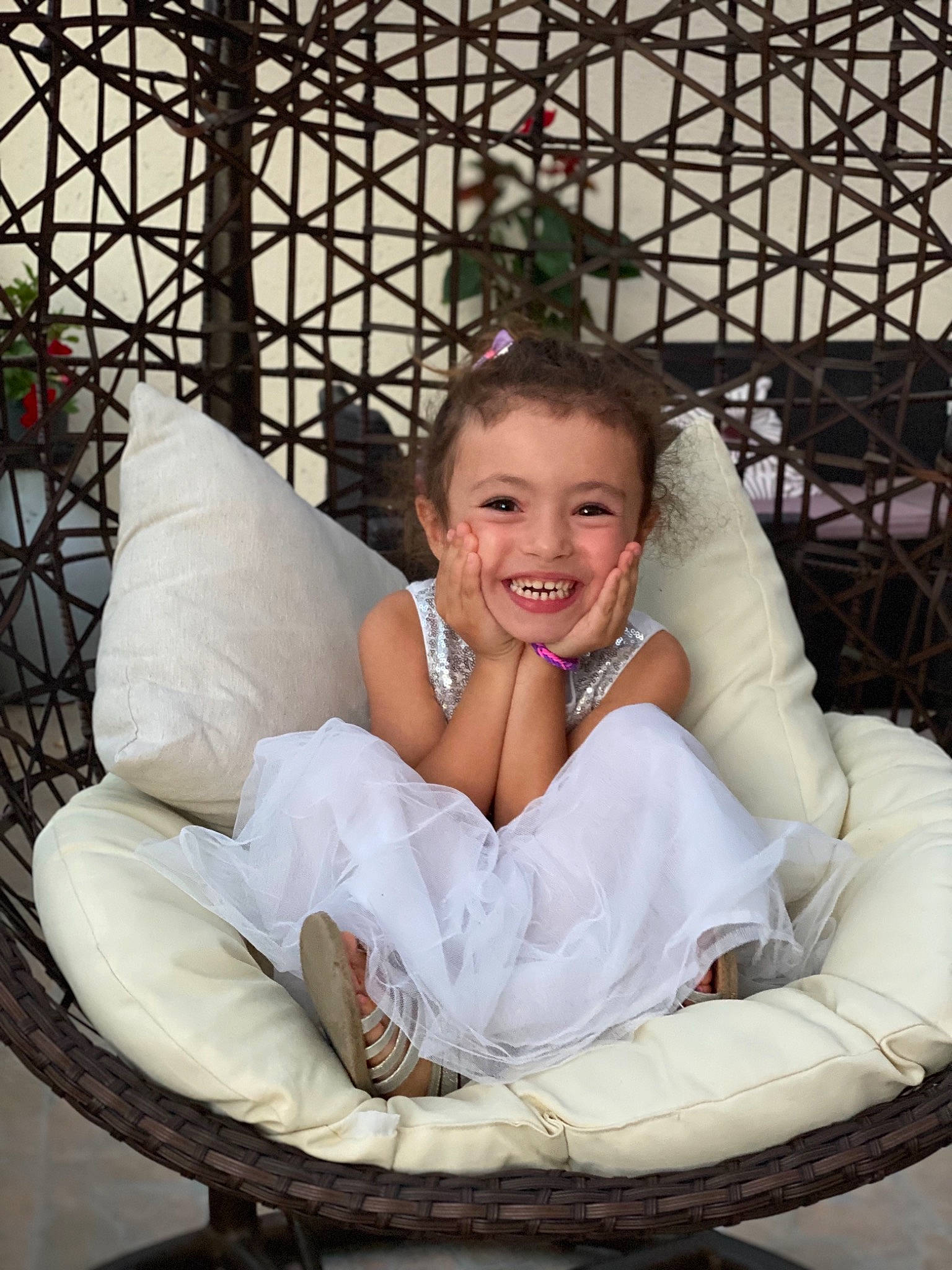 Ana participe au concours pour gagner de l'argent avec cette photo : beauty, bridal_clothing, chair, comfort, couch, dress, eye, face, flash_photography, furniture, hair, happy, human_body, joy, lap, leg, leisure, person, skin, smile