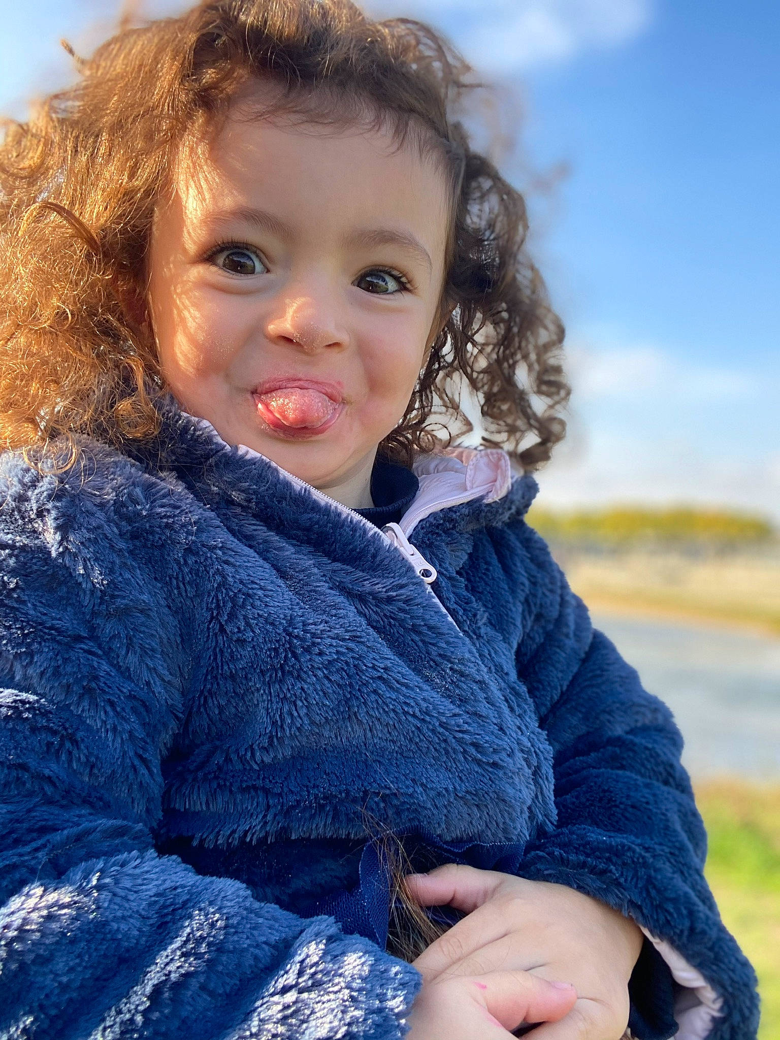 Ana participe au concours pour gagner de l'argent avec cette photo : azure, blue, cloud, eye, face, facial_expression, flash_photography, grass, hair, hairstyle, happy, head, iris, lip, outerwear, people_in_nature, person, skin, sky, toddler