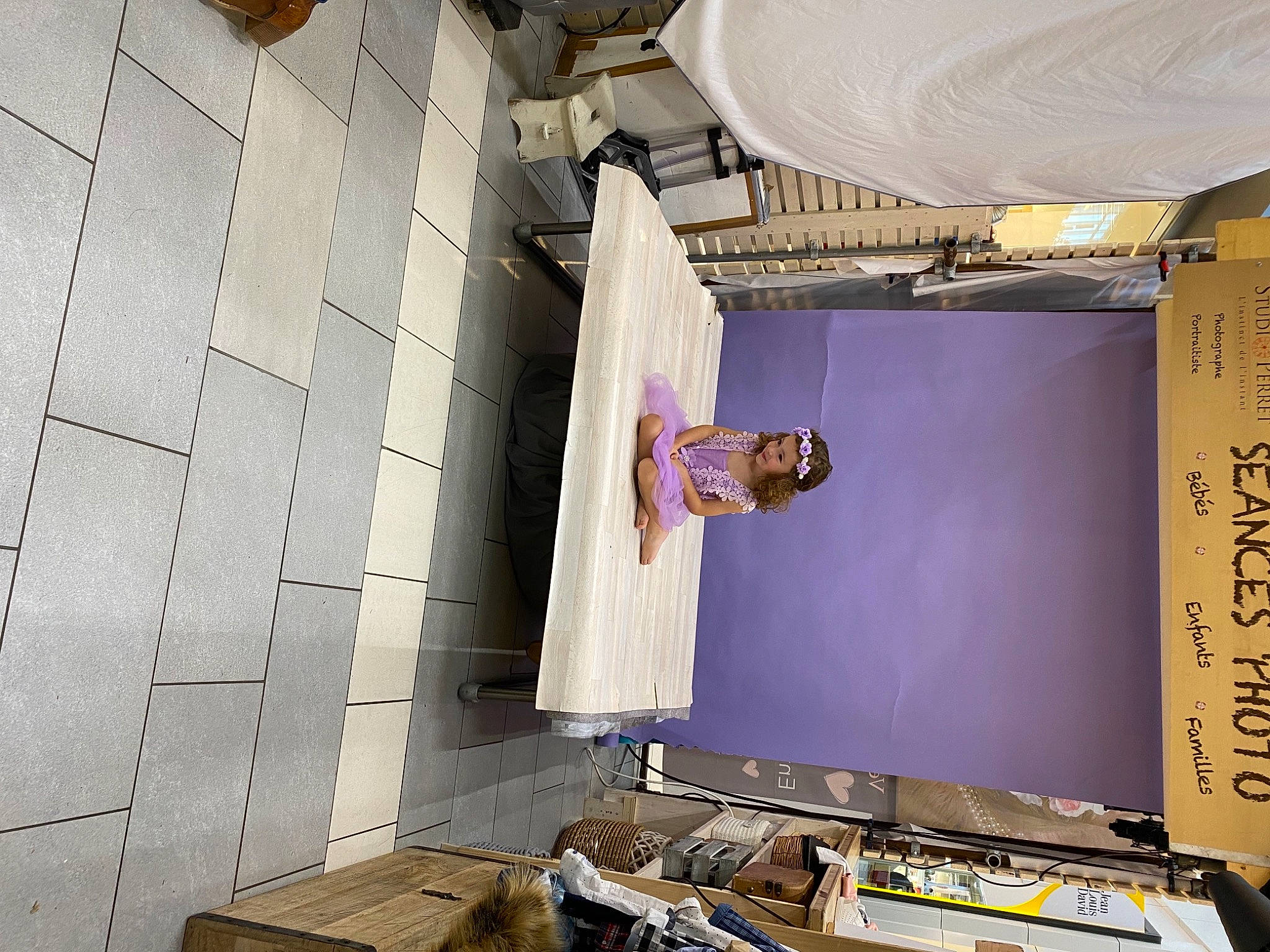 Ana a rejoint le concours — aidez-le/la à gagner de superbes lots ! building, ceiling, composite_material, concrete, flooring, hardwood, headwear, joy, material_property, person, purple, room, wall, wood