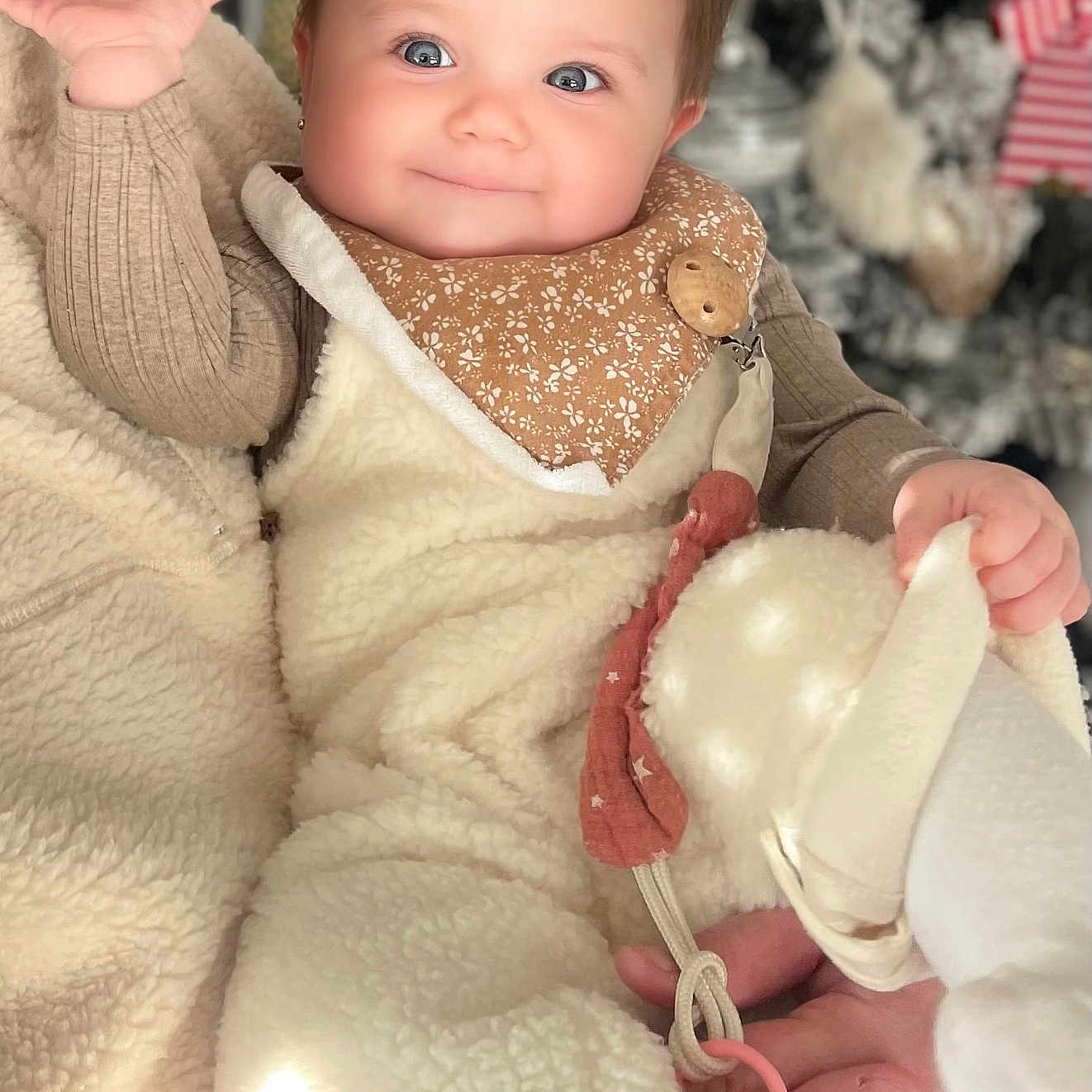 Romy a rejoint le concours — aidez-le/la à gagner de superbes lots ! baby, babylaughing, blanket, bodypart, clothing, coat, face, finger, hand, happy, head, jacket, newborn, person, photography, portrait, quilt, sitting, smile, toy