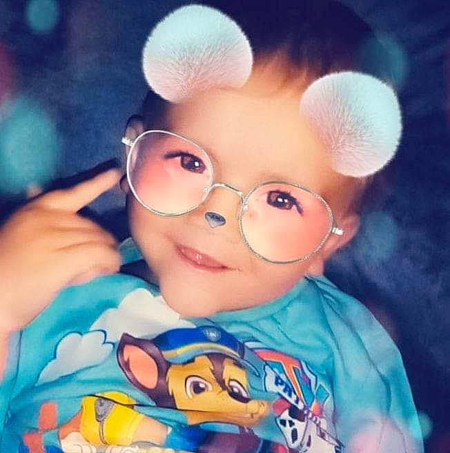 Ezkiel a rejoint le concours — aidez-le/la à gagner de superbes lots ! cartoon, cheek, cool, doll, eye, eyelash, eyewear, face, facial_expression, forehead, gesture, glasses, hairstyle, happy, head, nose, person, sleeve, toy, vertebrate