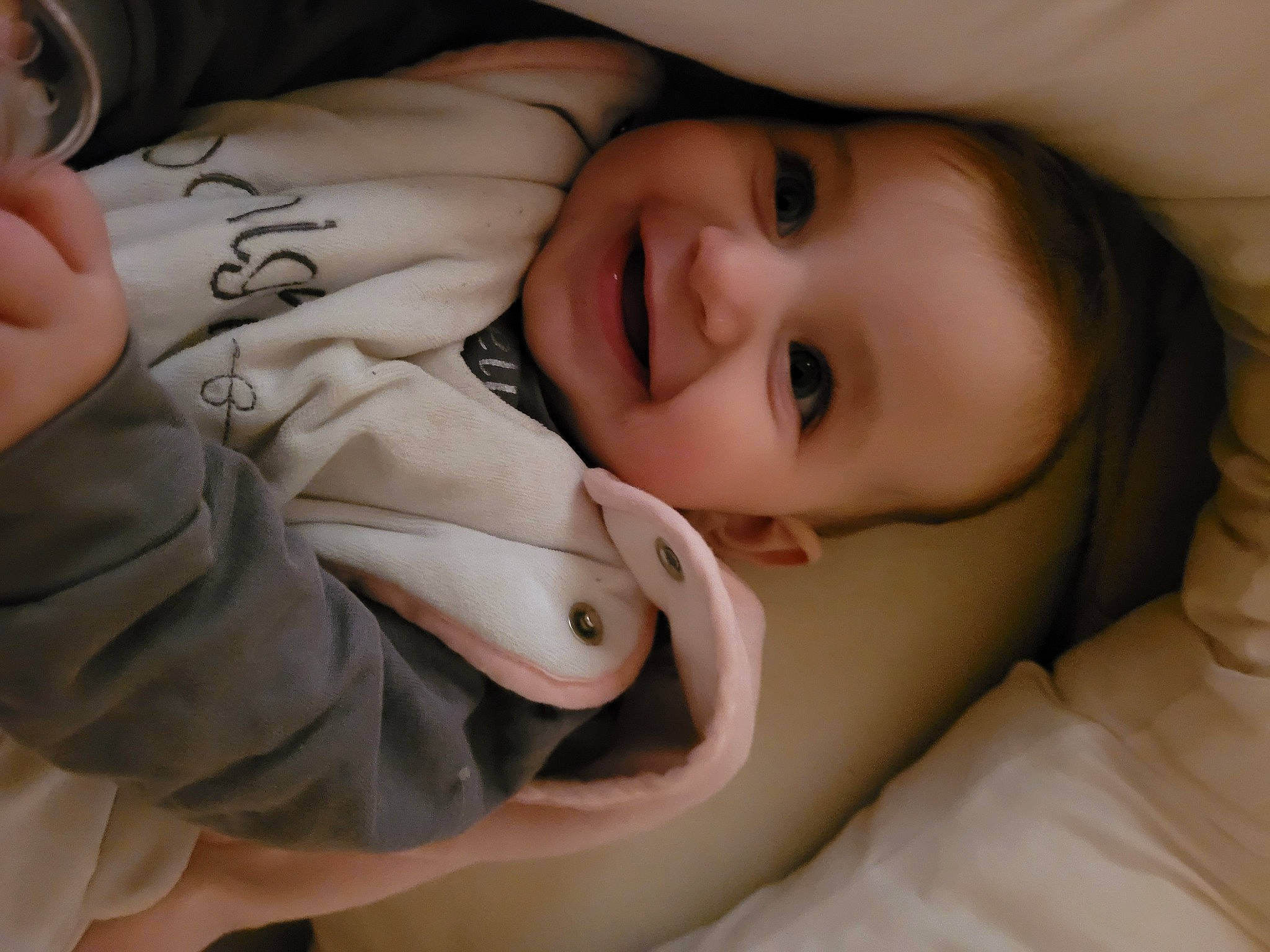 Aëlys a rejoint le concours — aidez-le/la à gagner de superbes lots ! cheek, chin, comfort, eye, eyebrow, eyelash, finger, gesture, hand, happy, head, human_body, iris, joy, lip, mouth, nose, person, skin, sleeve