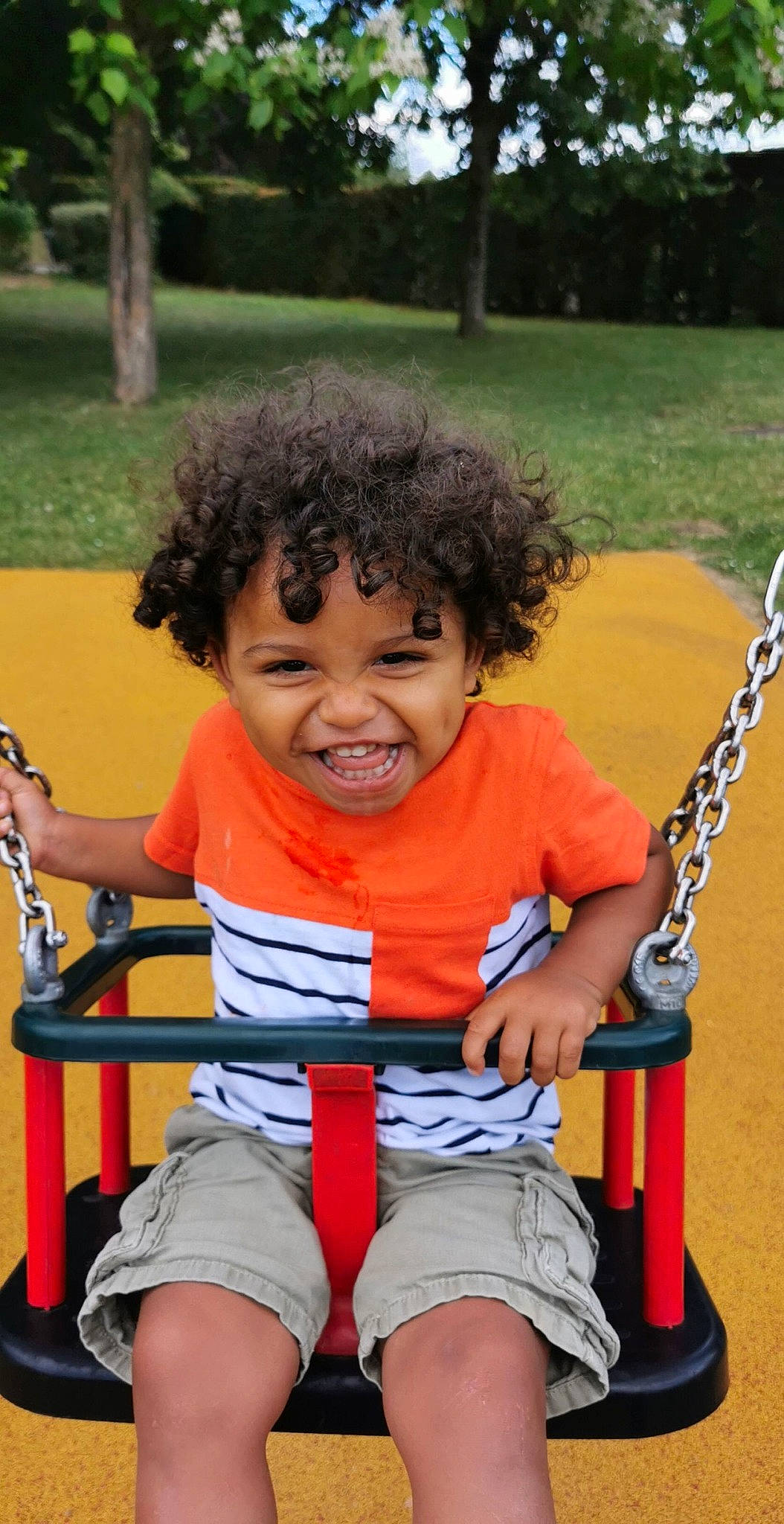 Maysson participe au concours pour gagner de l'argent avec cette photo : child, fun, human_settlement, outdoor_play_equipment, person, play, playground, public_space, recreation, smile, swing, toddler