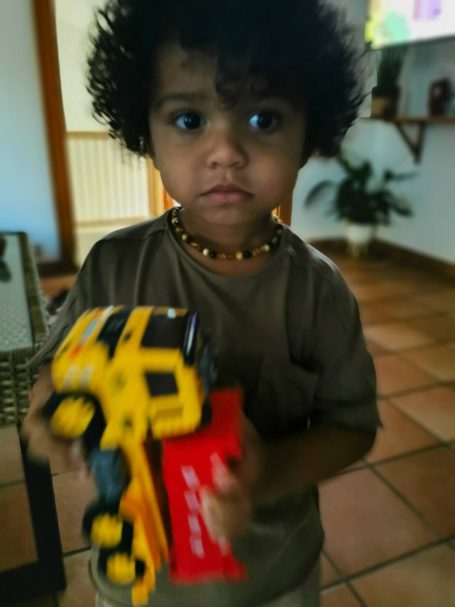 Maysson a rejoint le concours — aidez-le/la à gagner de superbes lots ! afro, child, cool, hairstyle, person, play, smile, t_shirt, toddler, toy