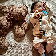 Ayden a rejoint le concours — aidez-le/la à gagner de superbes lots ! baby, infant, teddy_bear, plush_toy, pacifier, beads, onesie, blanket, bedding, lying_down, cute, mickey_mouse, soft_texture, hand, face, feet, home_interior, cozy, polka_dot, nap_time