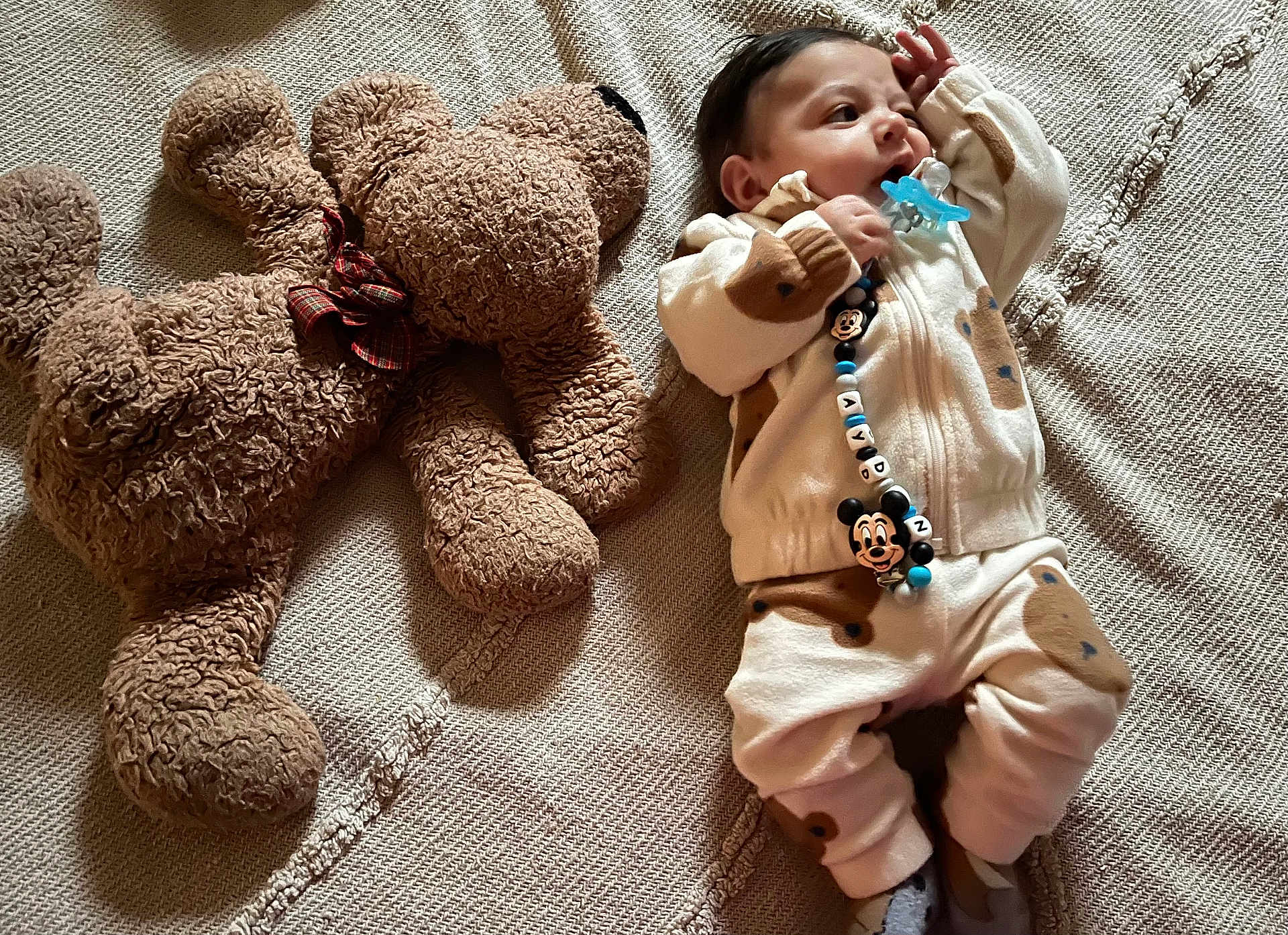 Ayden a rejoint le concours — aidez-le/la à gagner de superbes lots ! baby, infant, teddy_bear, plush_toy, pacifier, beads, onesie, blanket, bedding, lying_down, cute, mickey_mouse, soft_texture, hand, face, feet, home_interior, cozy, polka_dot, nap_time