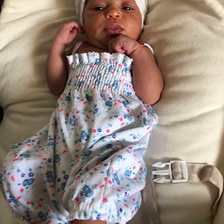 Nessah a rejoint le concours — aidez-le/la à gagner de superbes lots ! baby, baby_toddler_clothing, cheek, comfort, dress, eye, face, facial_expression, finger, head, human, iris, lip, mammal, mouth, nose, pink, skin, sleeve, toddler