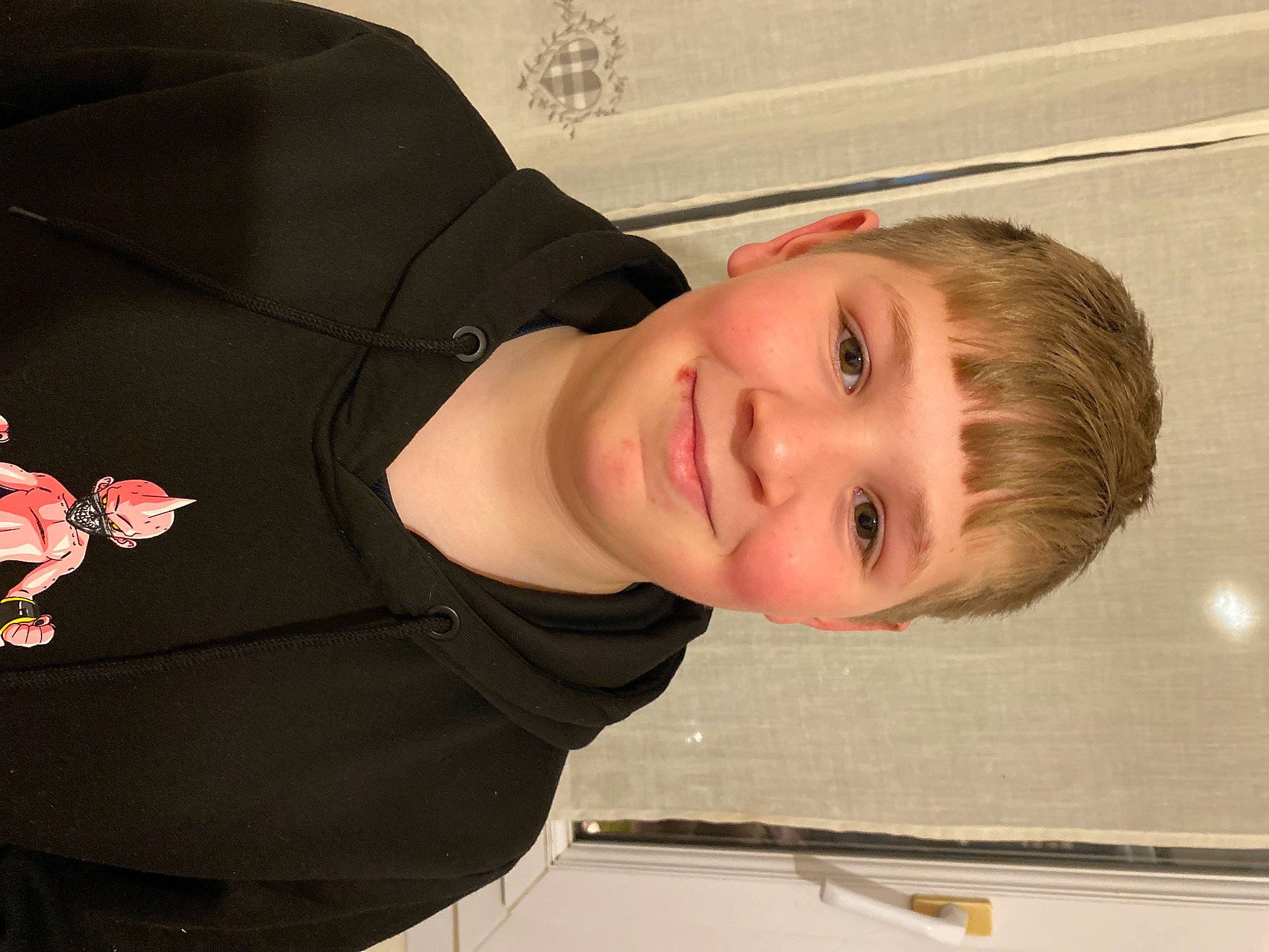 Luca a rejoint le concours — aidez-le/la à gagner de superbes lots ! carmine, chest, child, elbow, fun, happy, joy, person, sleeve, smile, t_shirt, window