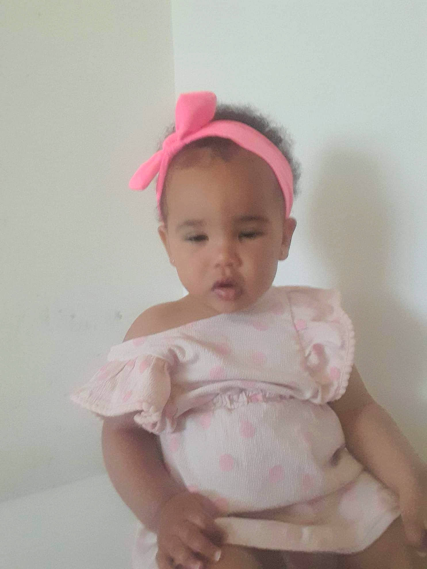 Louna a rejoint le concours — aidez-le/la à gagner de superbes lots ! abdomen, baby, baby_products, baby_toddler_clothing, cap, cheek, chest, child, elbow, fashion_accessory, headgear, knee, lip, magenta, peach, person, pink, sitting, sleeve, stomach