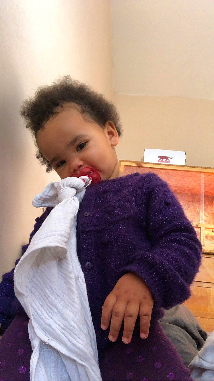 Louna a rejoint le concours — aidez-le/la à gagner de superbes lots ! baby_toddler_clothing, cheek, child, comfort, dress_shirt, elbow, eye, eyelash, fashion_design, formal_wear, fur, gesture, neck, pattern, person, sitting, skin, sleeve, thumb, toddler