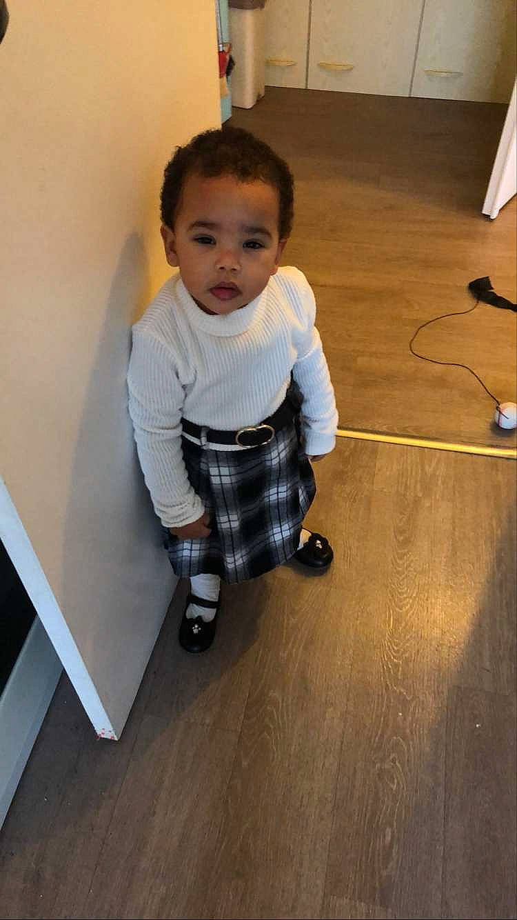 Louna a rejoint le concours — aidez-le/la à gagner de superbes lots ! baby, baby_toddler_clothing, child, collar, dress_shirt, floor, flooring, hardwood, laminate_flooring, pattern, person, plaid, sitting, sleeve, sock, standing, tartan, toddler, varnish, wood