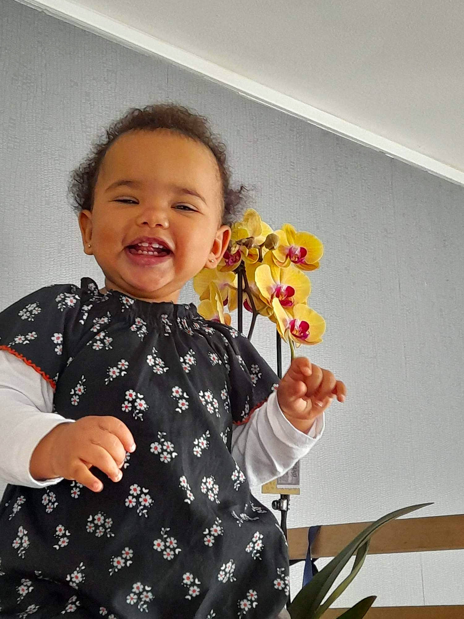 Louna a rejoint le concours — aidez-le/la à gagner de superbes lots ! arm, artificial_flower, baby, baby_toddler_clothing, bouquet, child, cut_flowers, finger, flower, flower_arranging, gesture, hand, happy, iris, person, petal, plant, sleeve, smile, standing