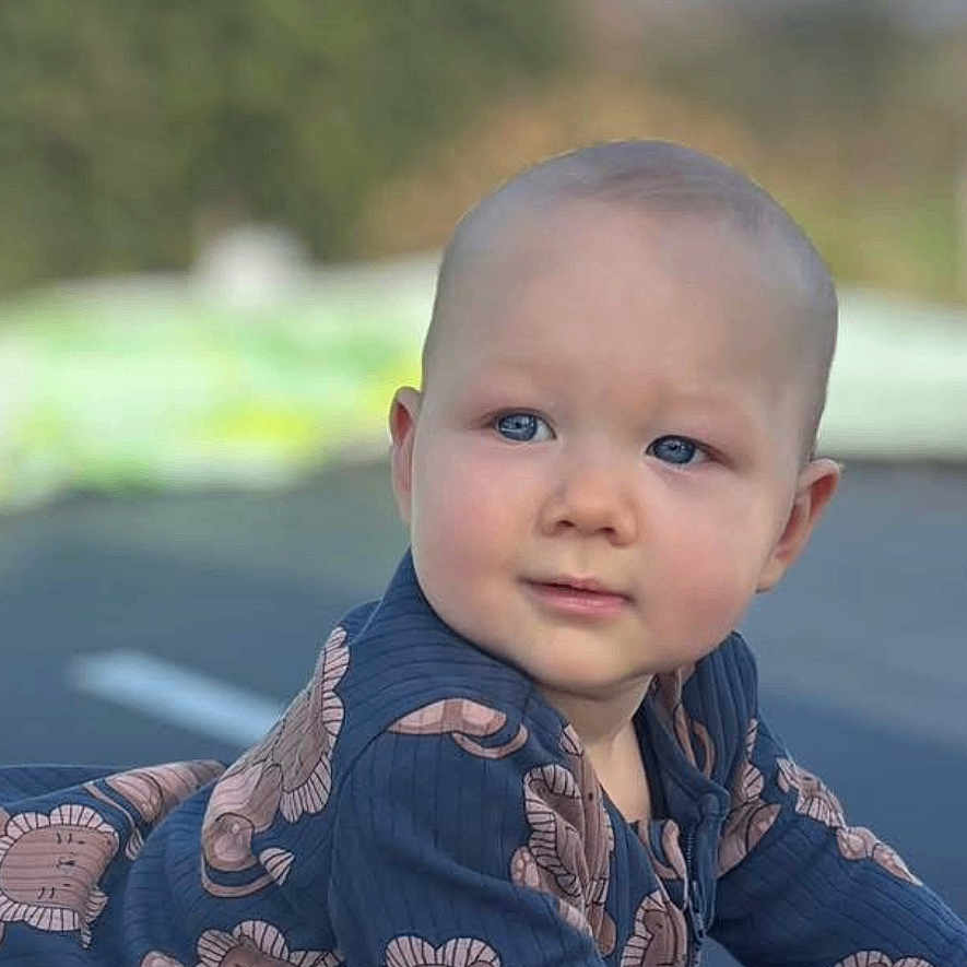 Gabriel a rejoint le concours — aidez-le/la à gagner de superbes lots ! baby, background, blue_eyes, child, clothing, crawling, cute, daylight, expression, face, head, infant, lion_pattern, nature, onesie, outdoor, person, play, skin, young