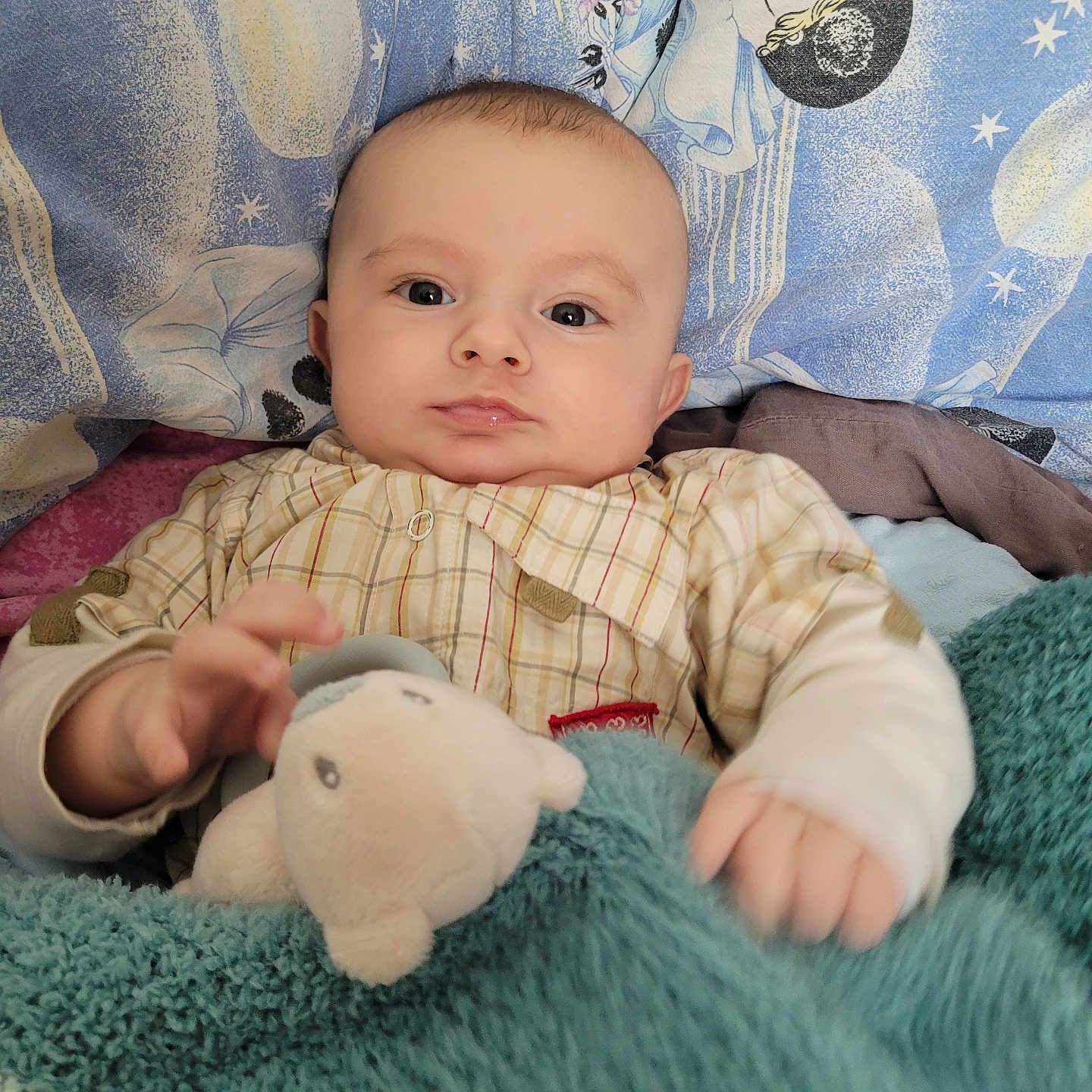 Bastien a rejoint le concours — aidez-le/la à gagner de superbes lots ! baby, bed, blanket, child, clothing, comfort, cozy, cute, expression, face, hand, indoor, infant, pillow, plush_toy, portrait, resting, sleepwear, soft_toy, young