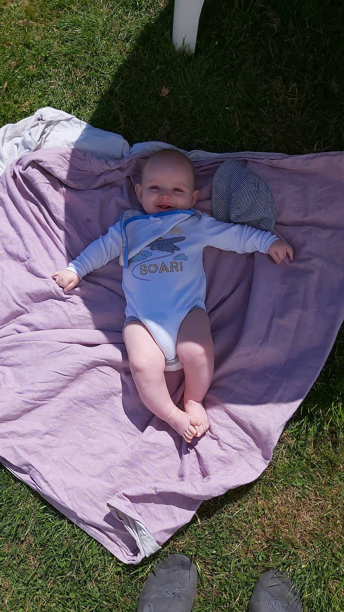 Tylio a rejoint le concours — aidez-le/la à gagner de superbes lots ! child, grass, person