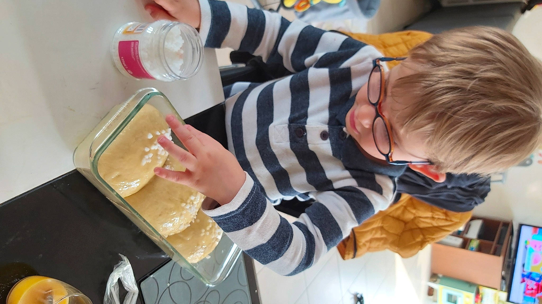 James participe au concours pour gagner de l'argent avec cette photo : drink, person