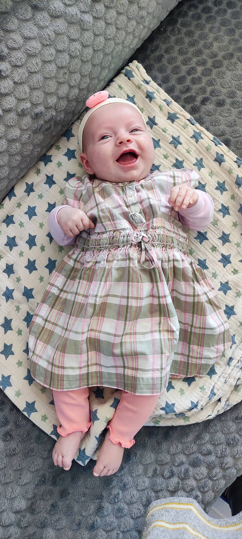 Noëllya participe au concours pour gagner de l'argent avec cette photo : baby, baby_toddler_clothing, child, comfort, day_dress, dress, happy, linens, one_piece_garment, pattern, person, pink, plaid, purple, skin, sleeve, smile, tartan, textile, toddler